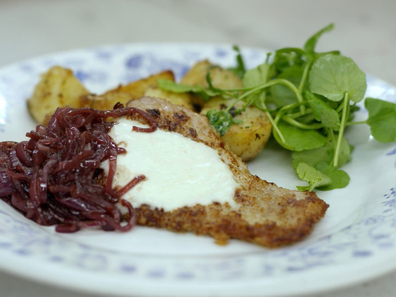 Gepaneerde kalfslapjes met uienchutney 