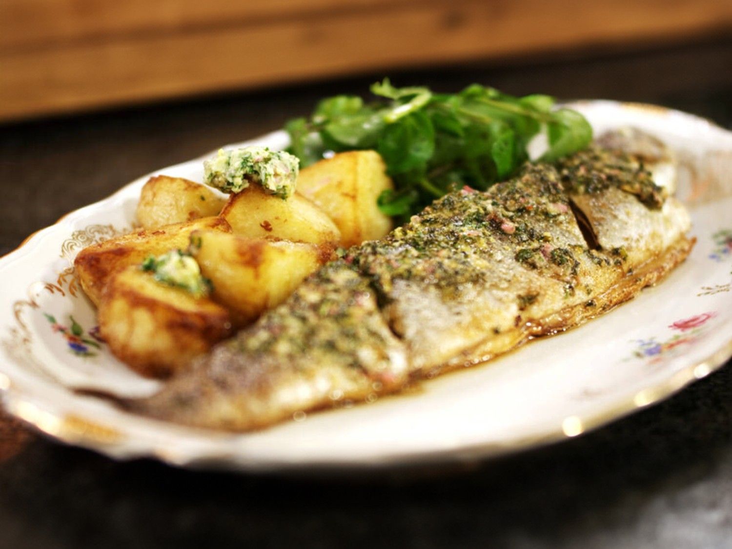 Forel met kruidenboter, gebakken aardappelen en waterkers