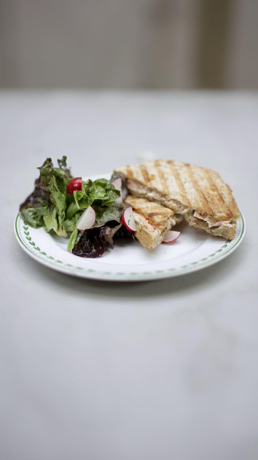 Croque met verse zalm en geitenkaas