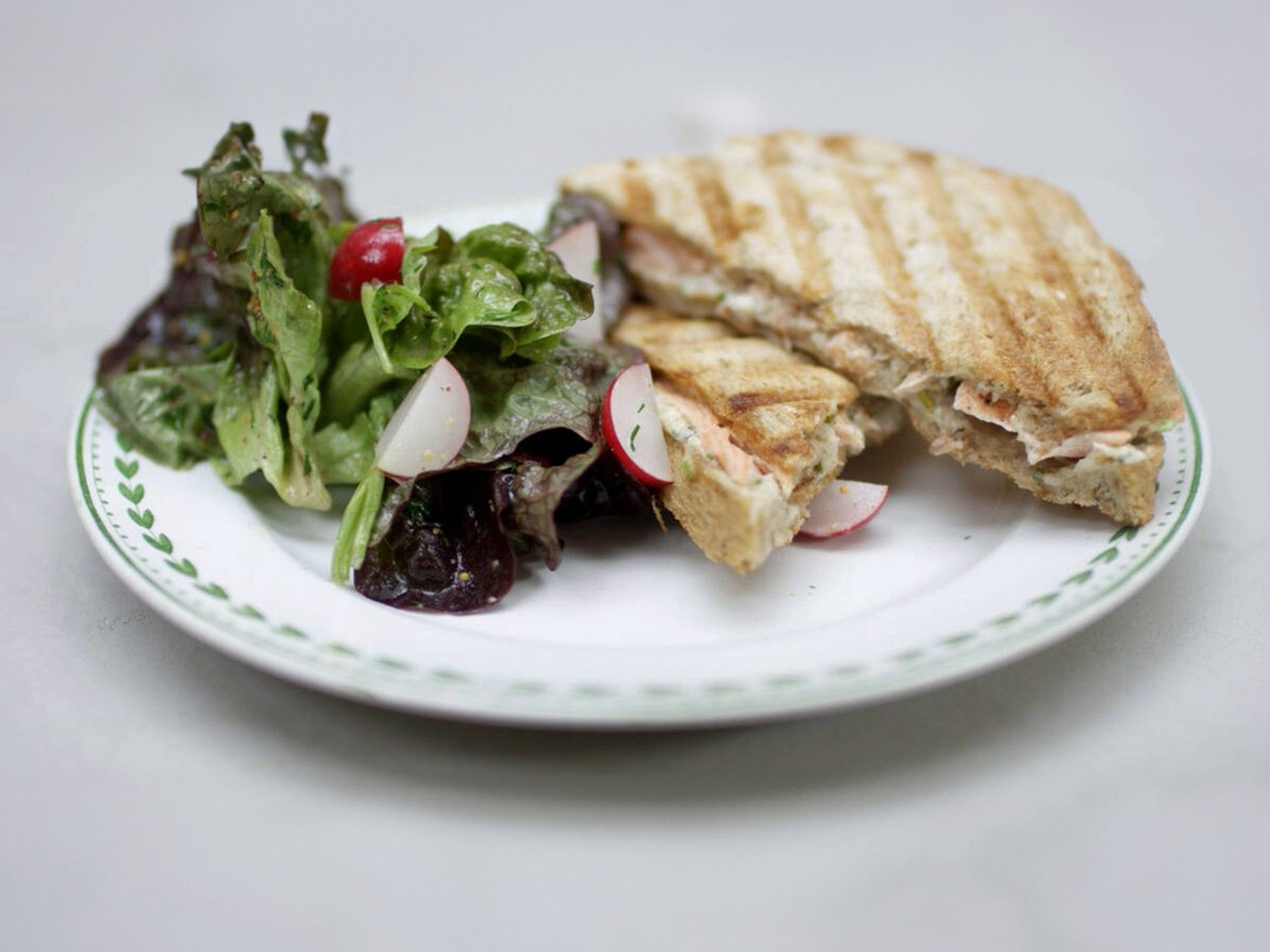 Croque met verse zalm en geitenkaas