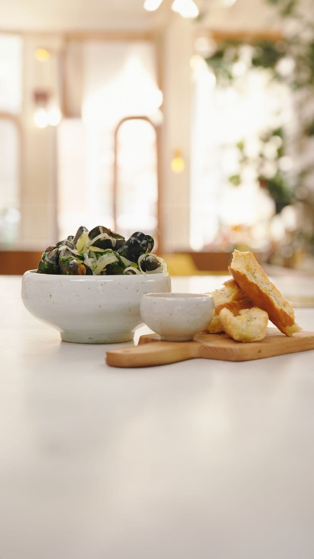 Mosselen met gremolata, mosselsaus en kruidenbroodjes