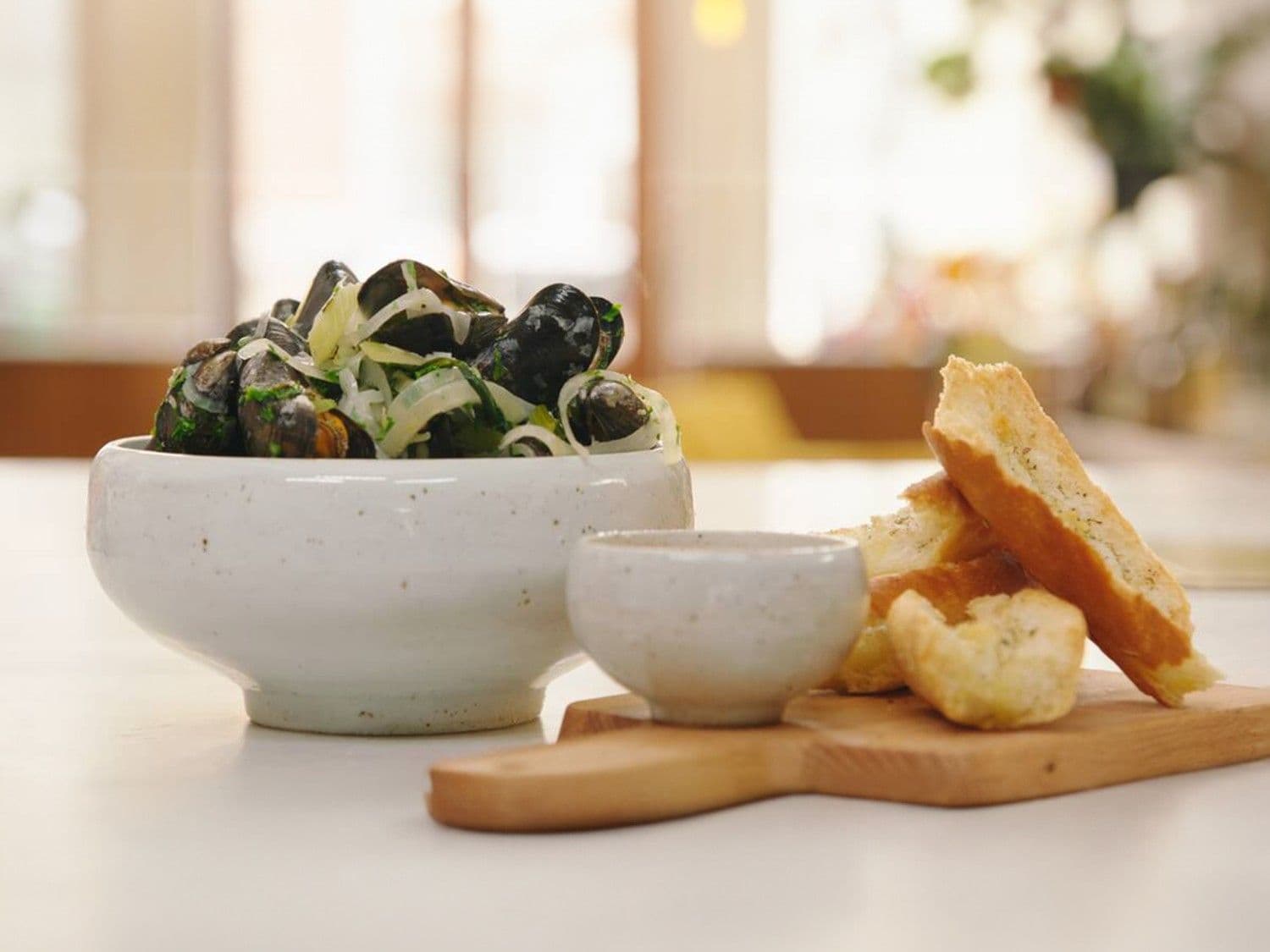 Mosselen met gremolata, mosselsaus en kruidenbroodjes