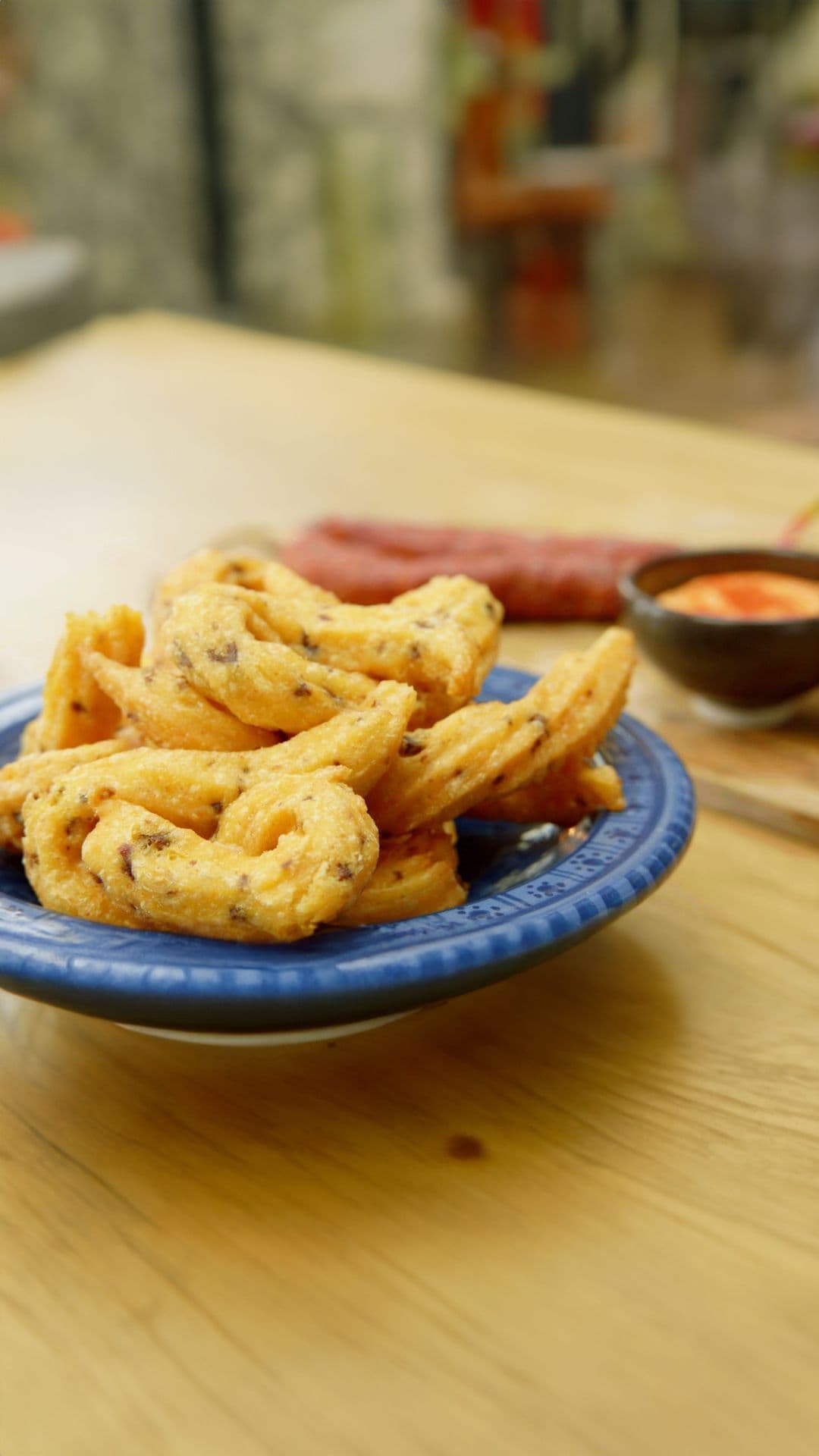 Aardappelchurros met chorizo en limoenaïoli met gekonfijte paprika