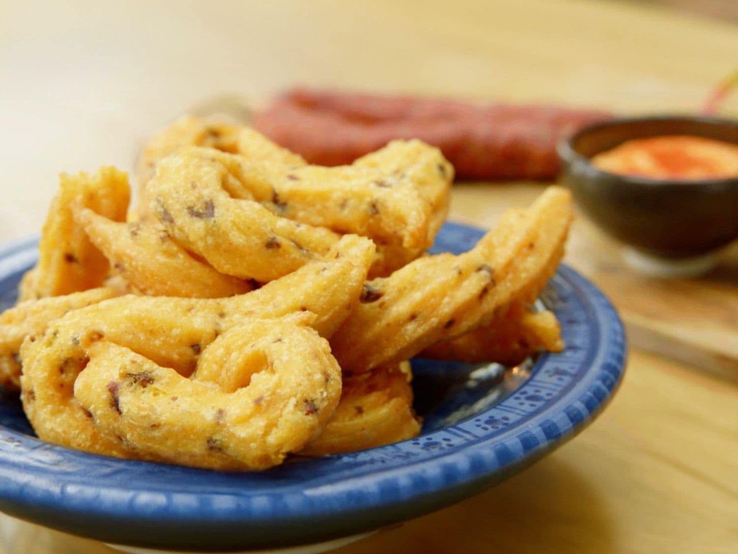 Aardappelchurros met chorizo en limoenaïoli met gekonfijte paprika