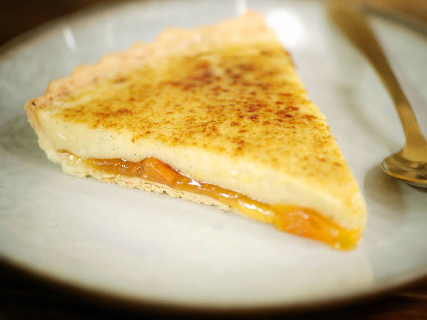 Crème brûlée-taart met abrikozen