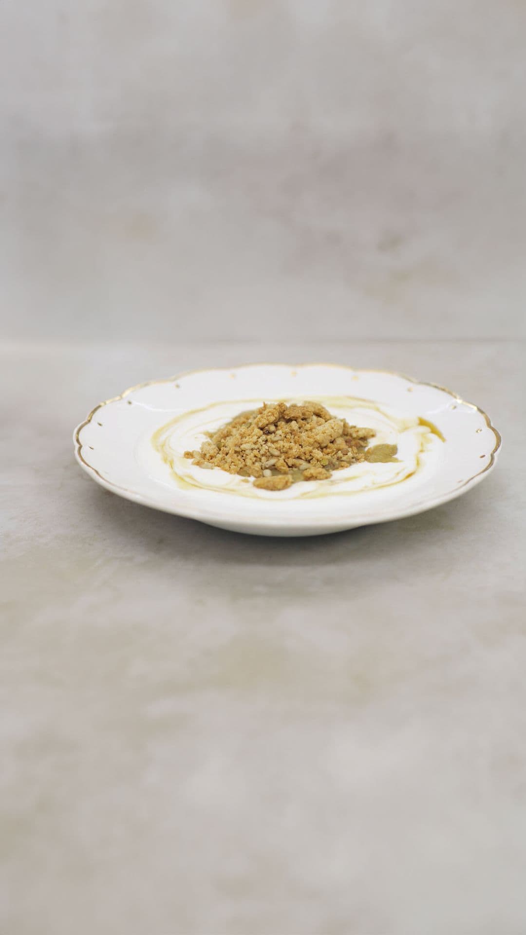 Yoghurt met rabarbercompote en  crumble van havermout en zaden