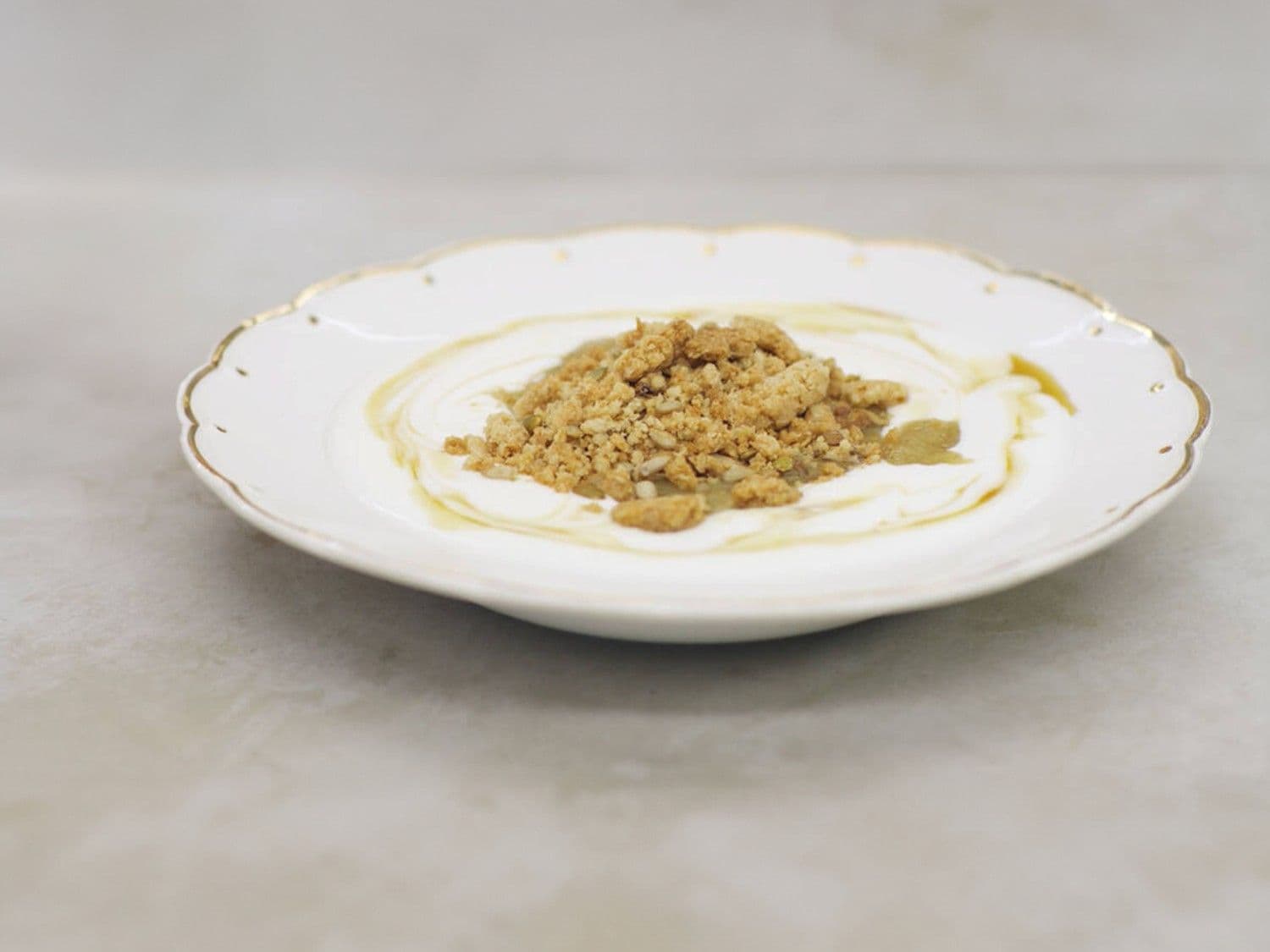 Yoghurt met rabarbercompote en  crumble van havermout en zaden