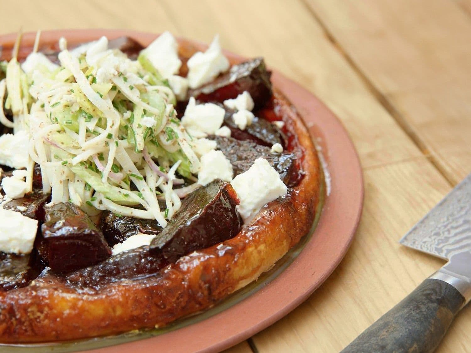 Tarte tatin van rode biet met seldersalade en feta