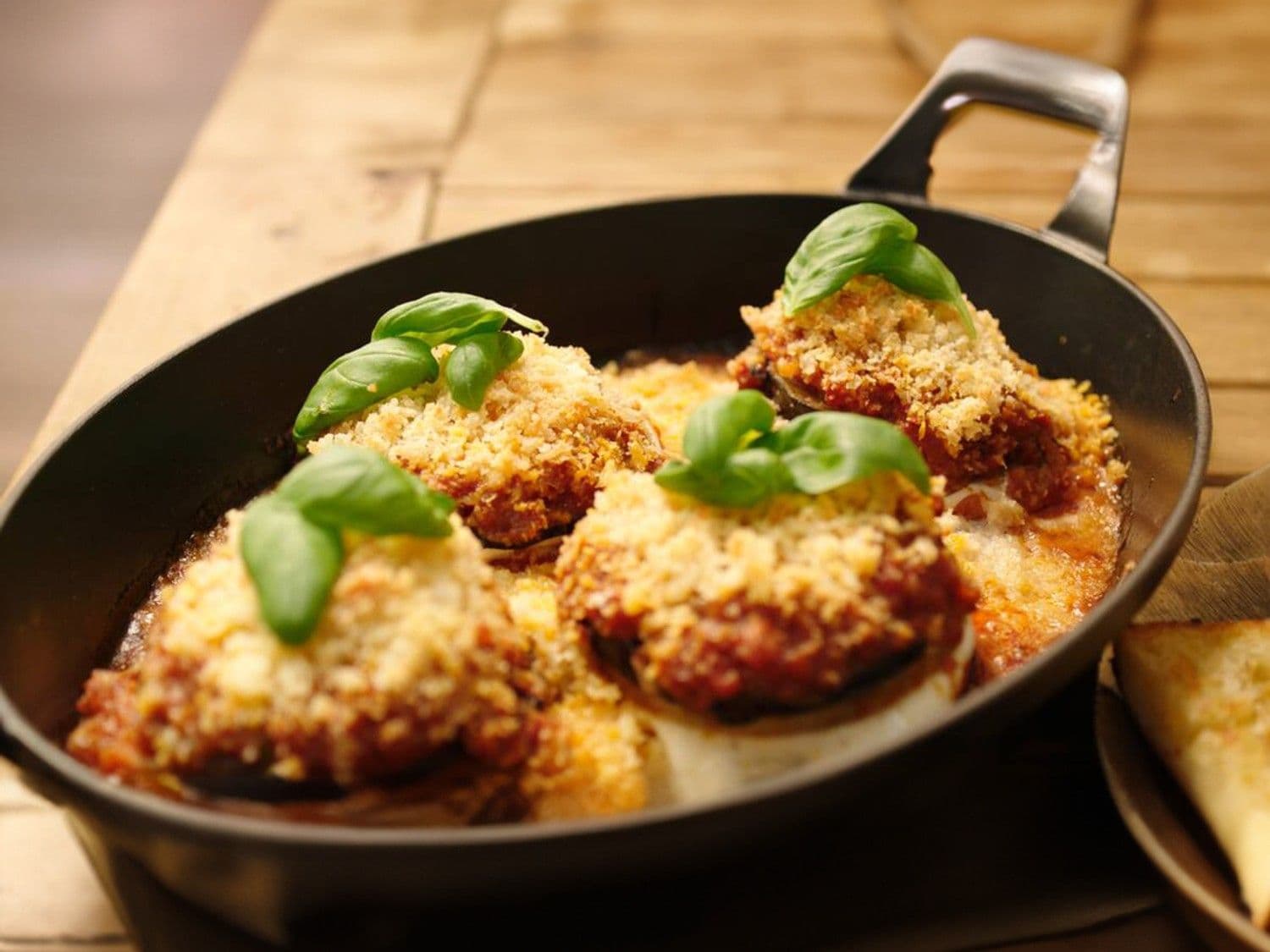 Ovenschotel met koolrabi, aubergine en parmezaan