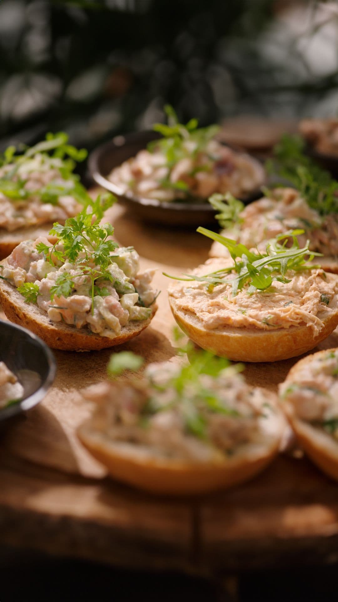 Pistolets belegd met kip Hawaï en garnalensalade