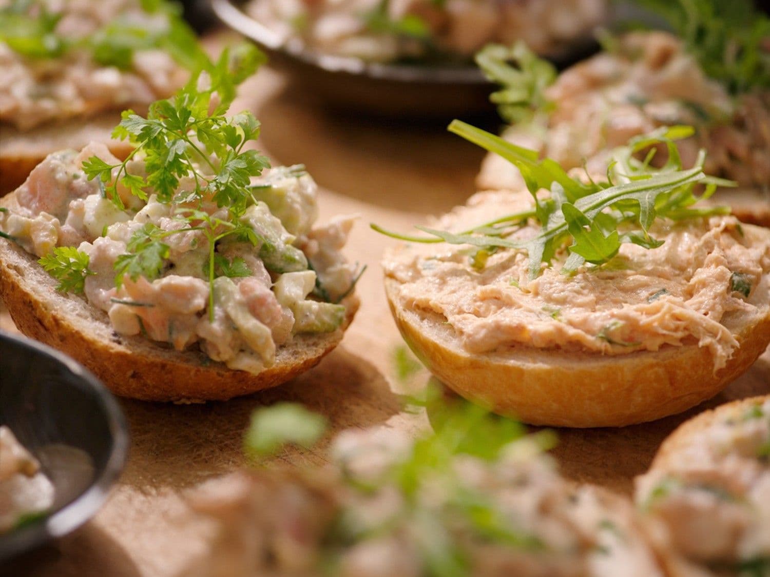 Pistolets belegd met kip Hawaï en garnalensalade