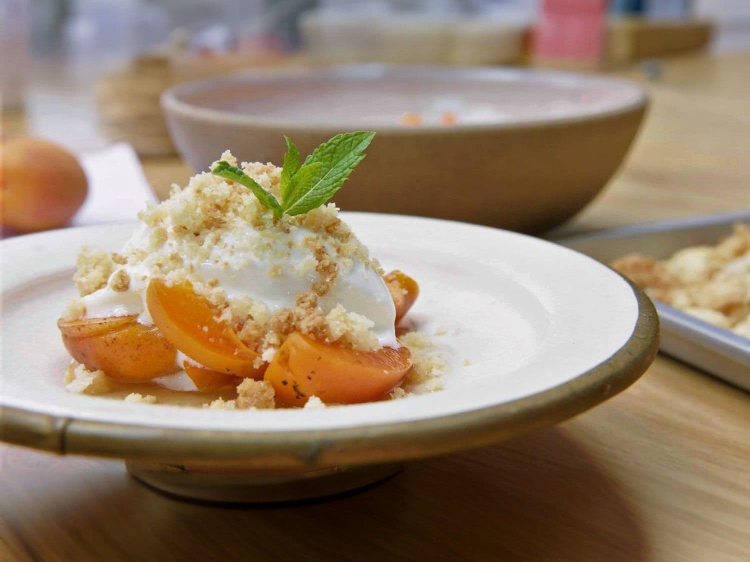 Abrikozen met sorbet van yoghurt, citroengras en kokoscrumble