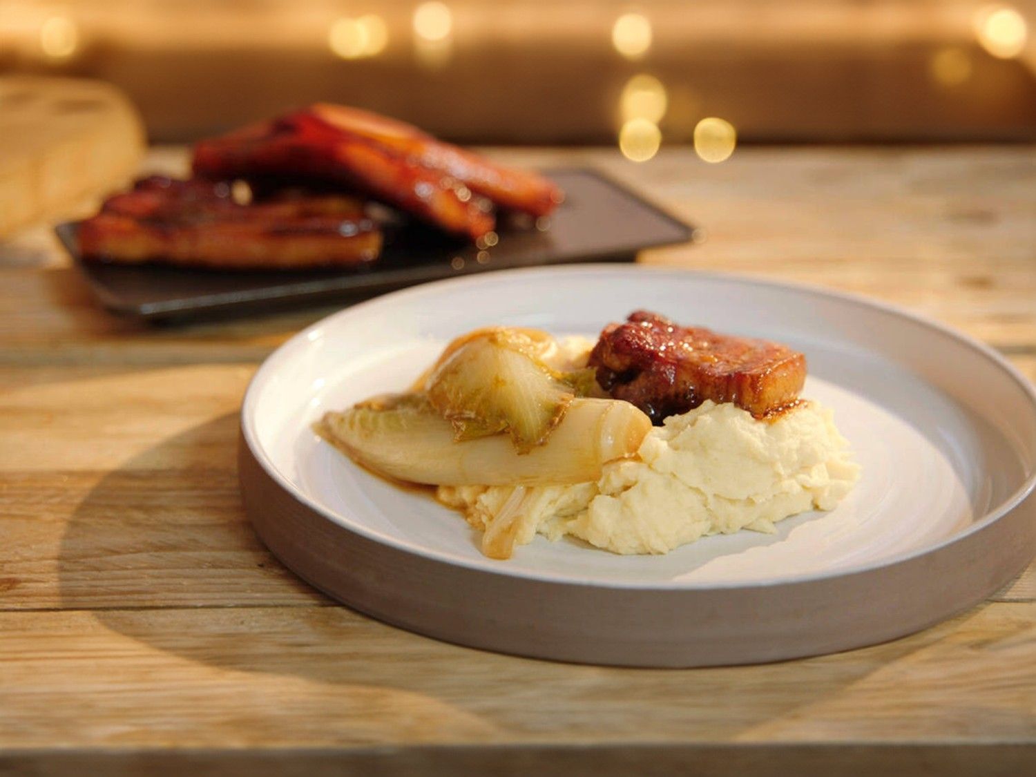 Gebakken spek met mosterdpuree en witloof