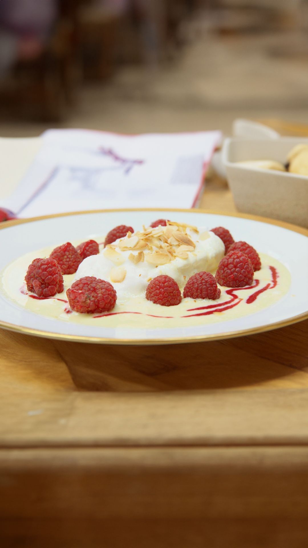 Floating Islands zet citrus-vanillesaus, frambozen in amandelschilfers
