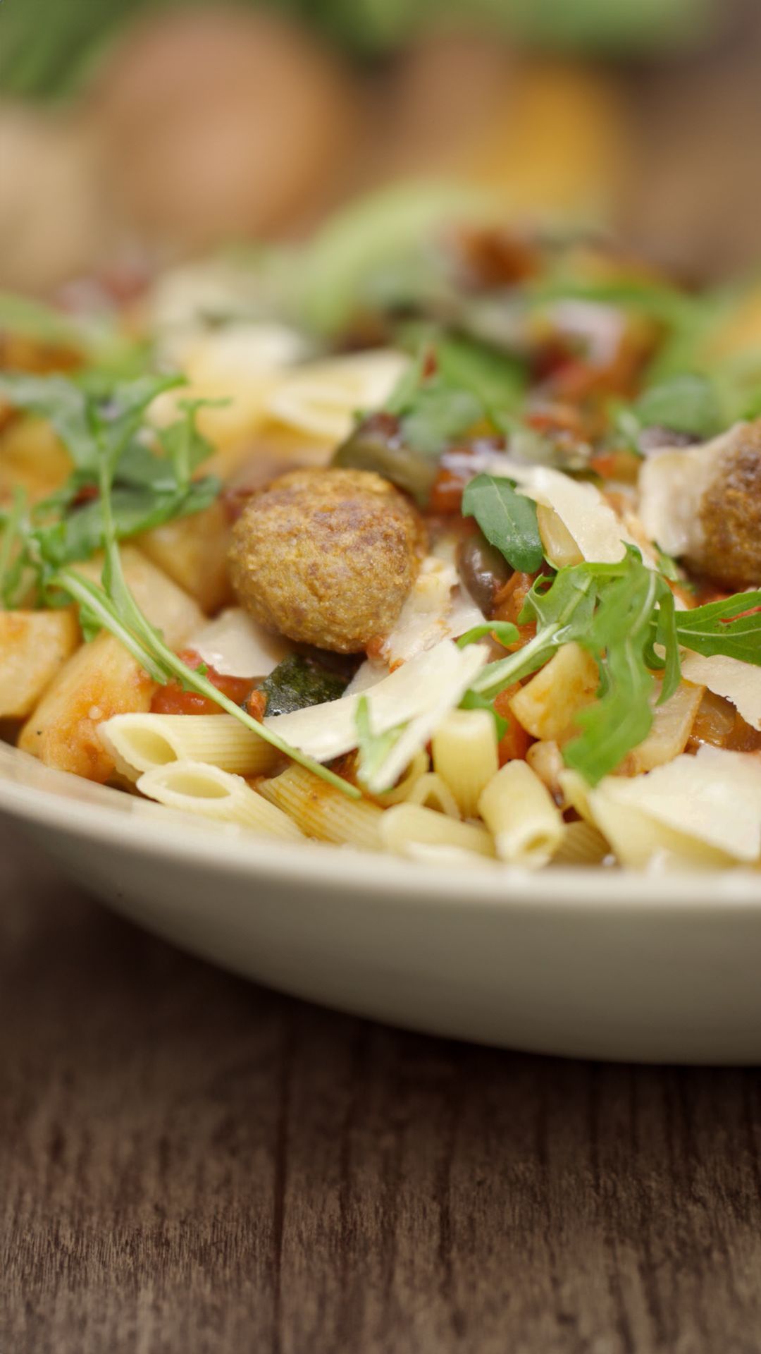 Penne met gehaktballen parmezan en geroosterde groenten