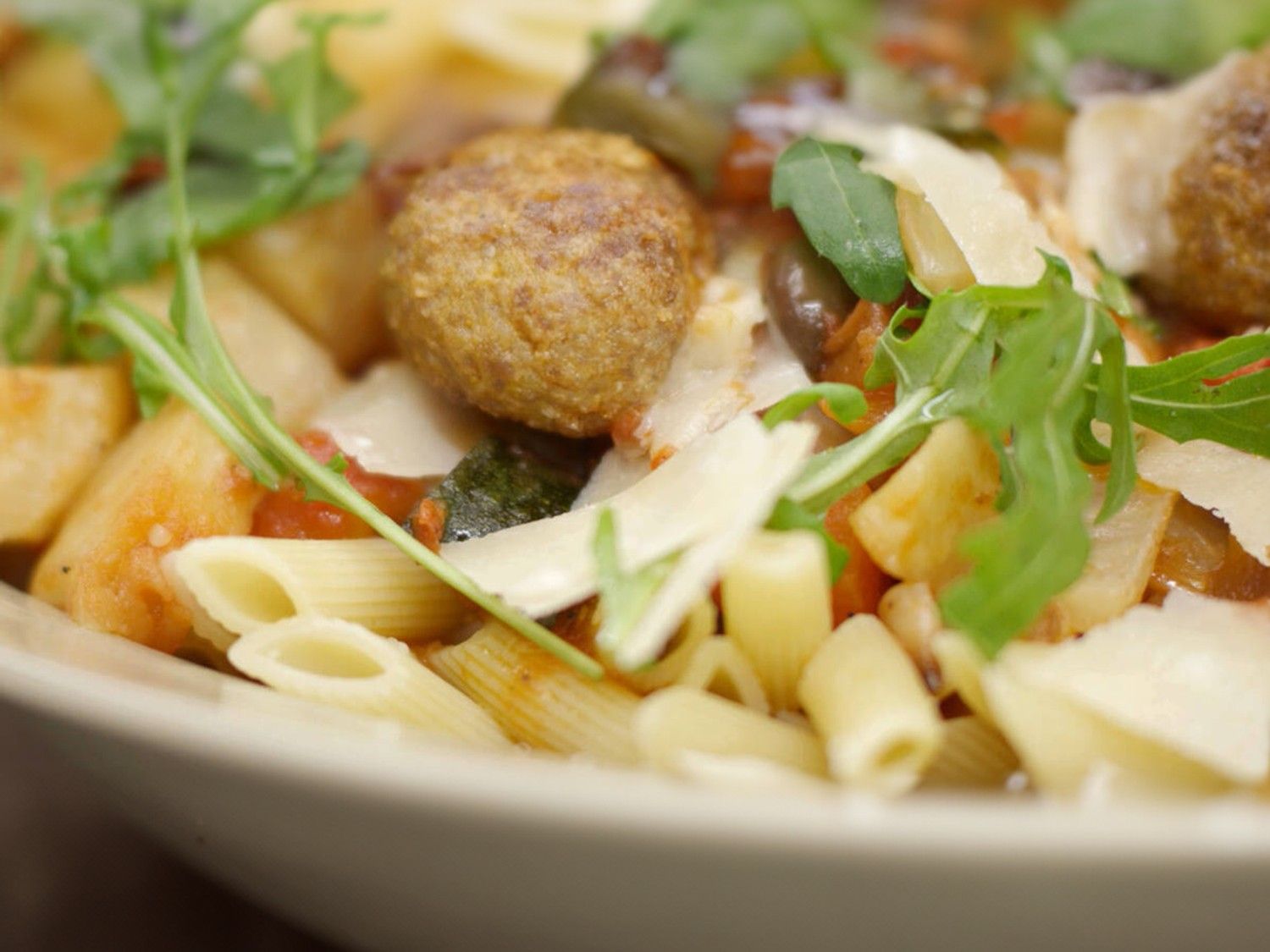 Penne met gehaktballen parmezan en geroosterde groenten