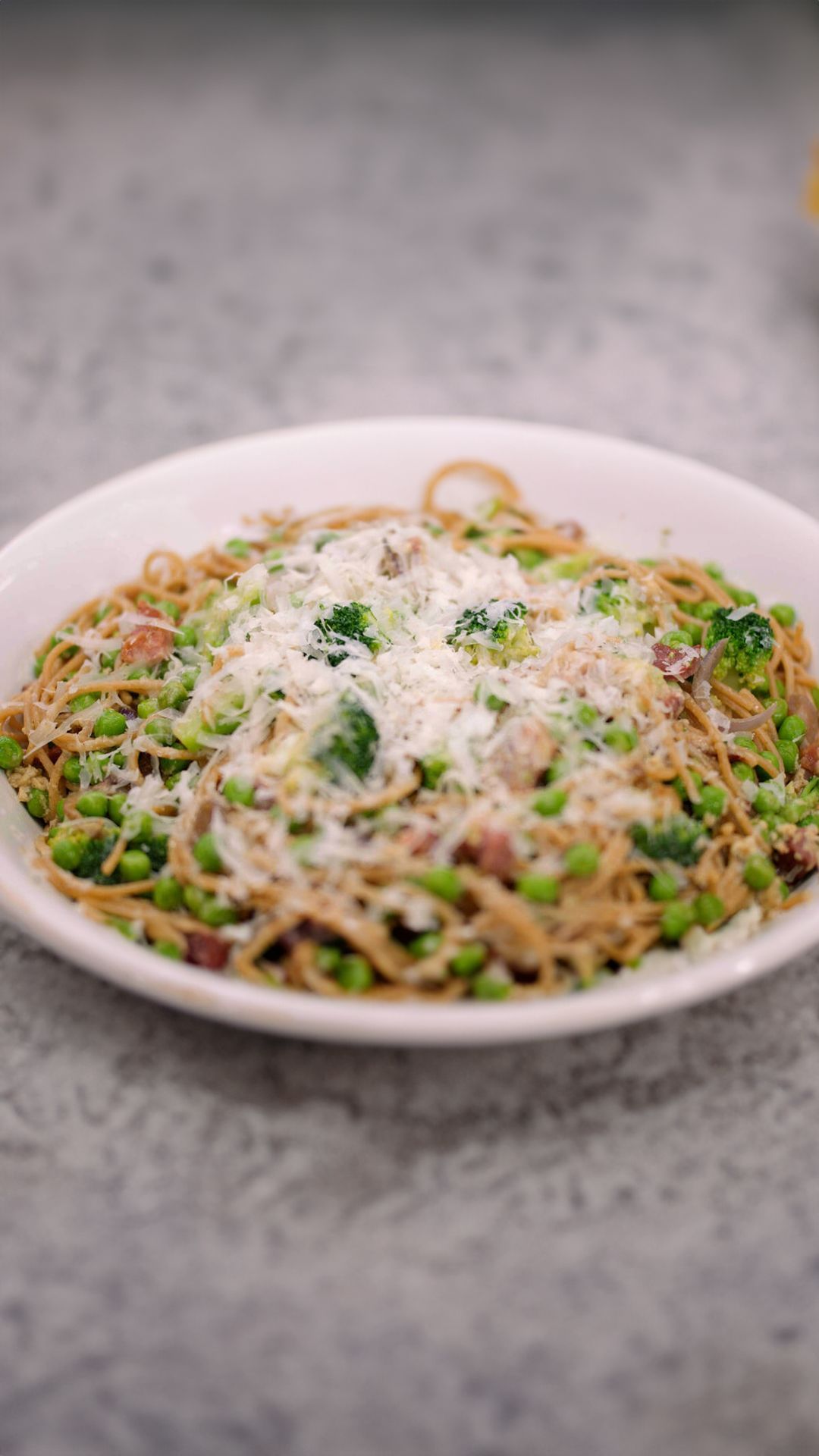 Pasta alla carbonara met erwten