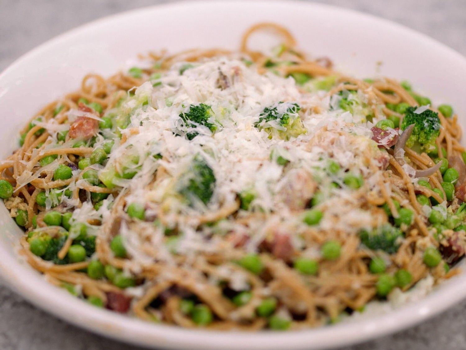 Pasta alla carbonara met erwten
