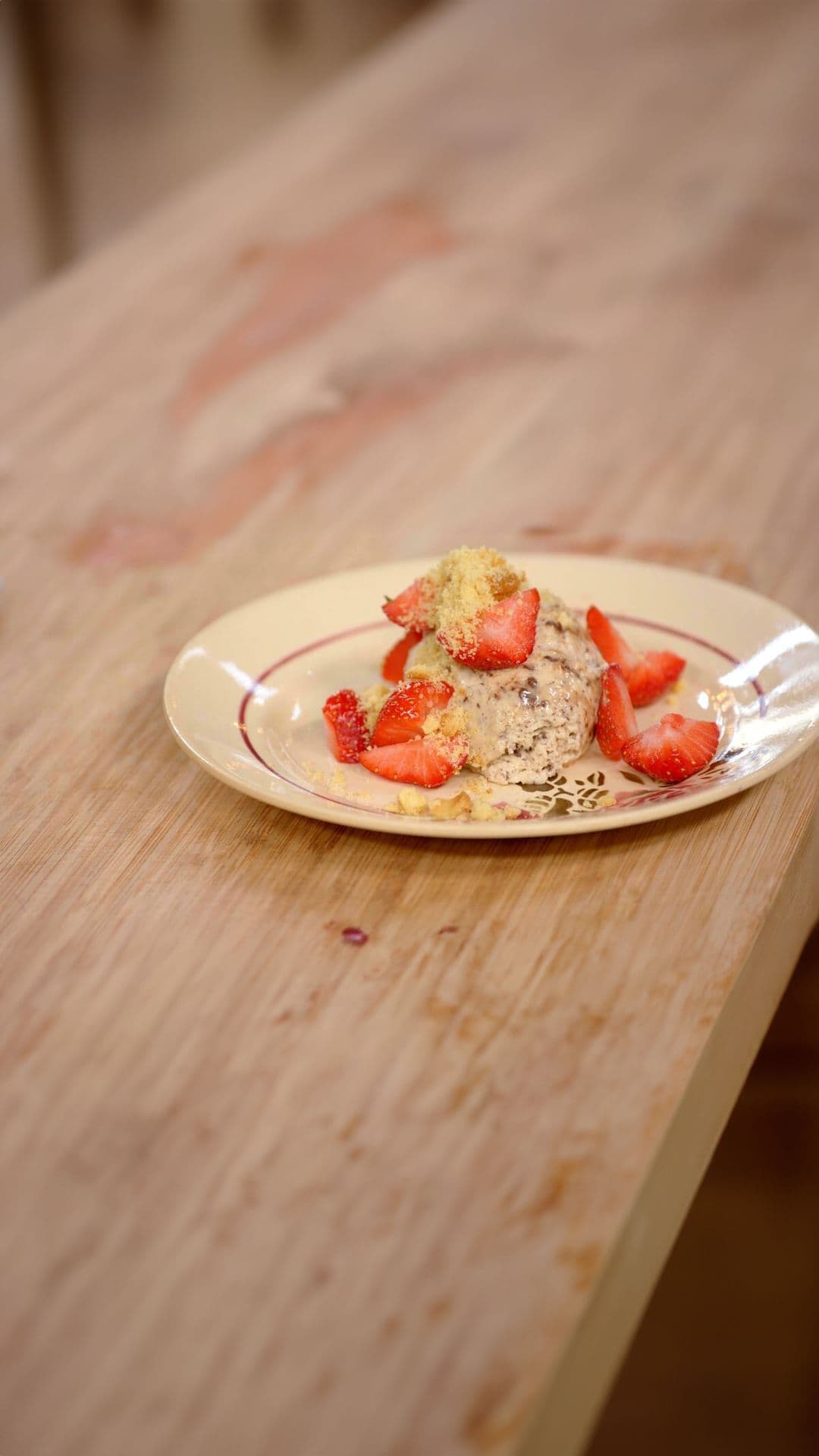 Stracciatellamousse met aardbeien en spritskruimels
