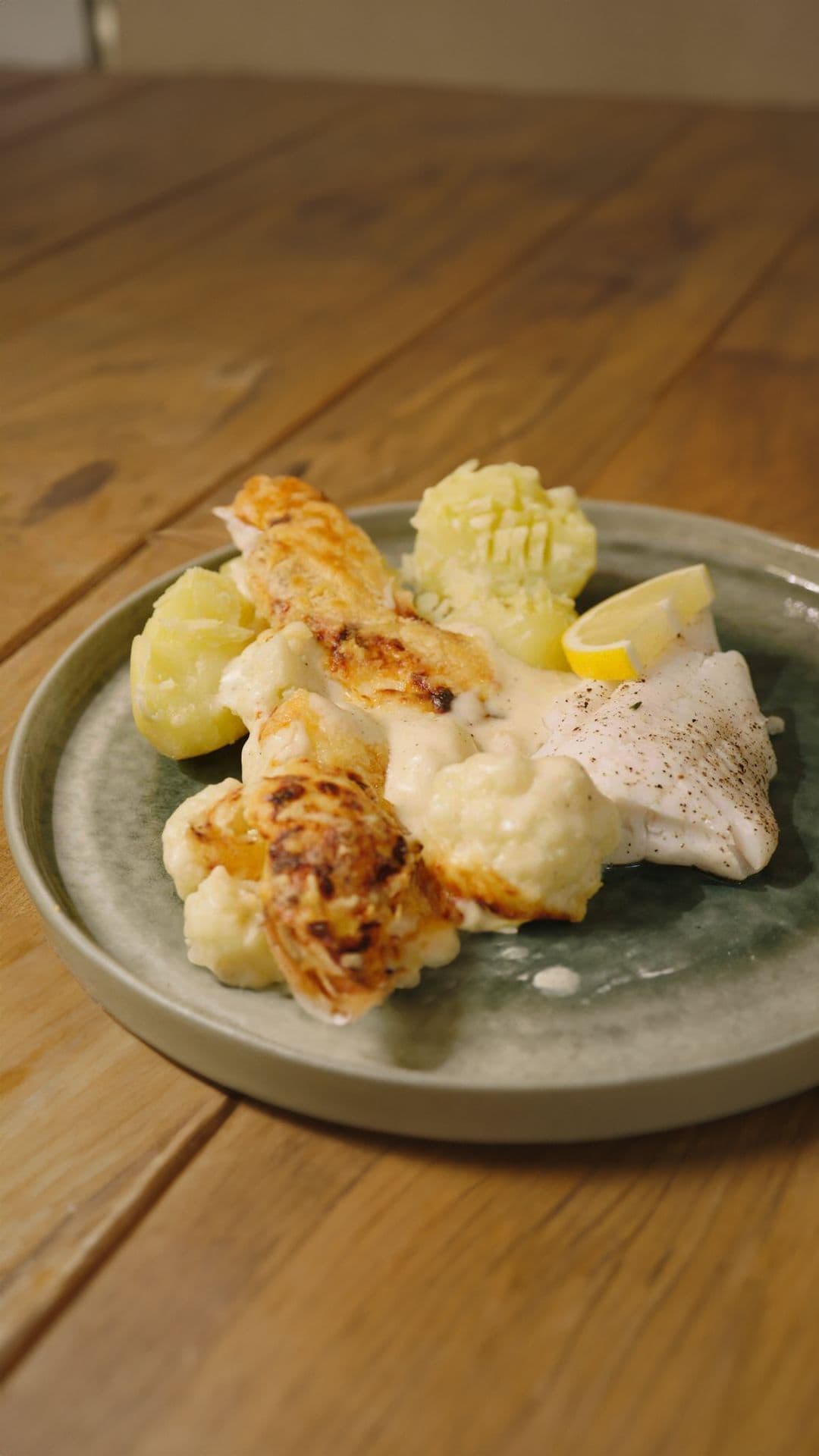 Gepocheerde wijting met bloemkoolgratin en gekookte aardappelen