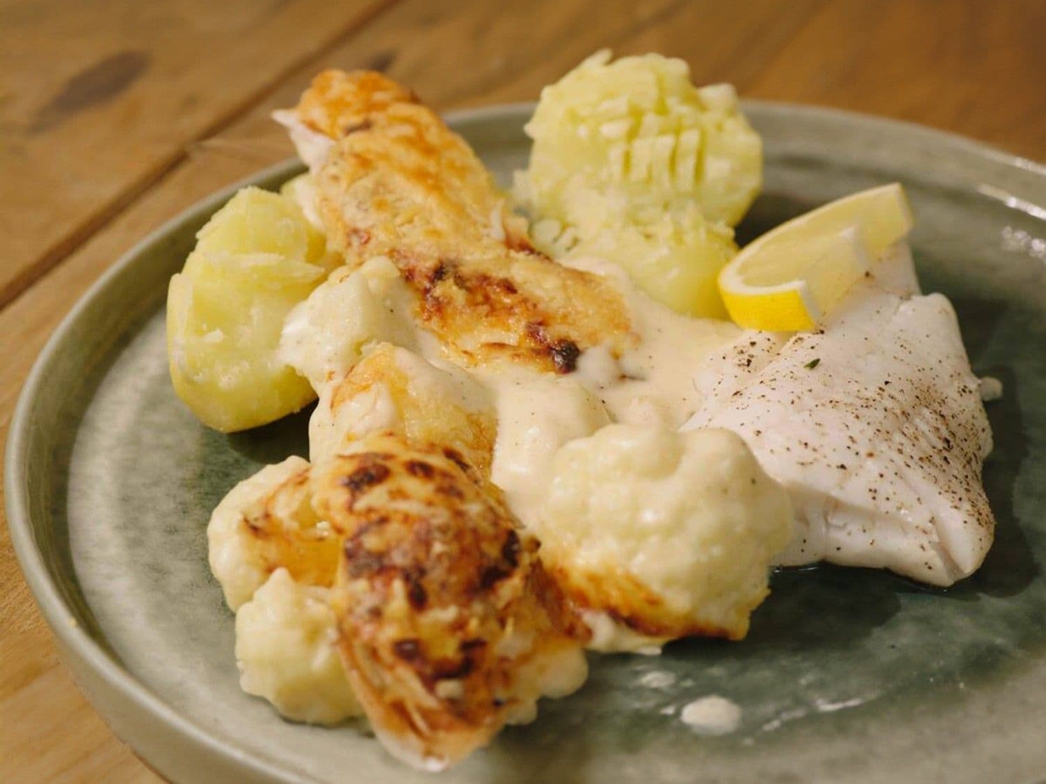 Gepocheerde wijting met bloemkoolgratin en gekookte aardappelen