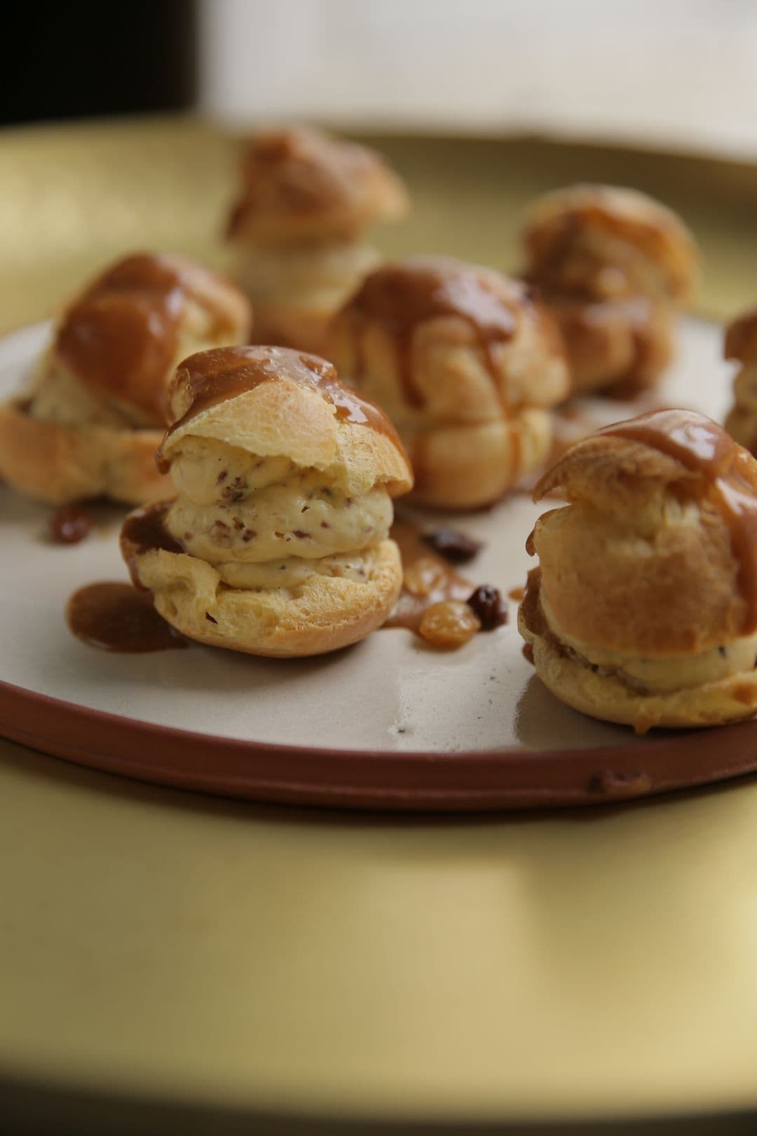 Gevulde soezen met pudding 'rum raisin'
