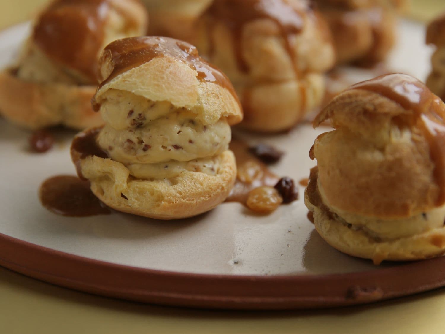 Gevulde soezen met pudding 'rum raisin'