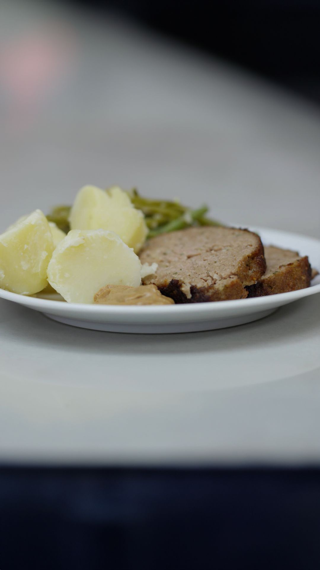 Gehaktbrood met boontjes en aardappelen