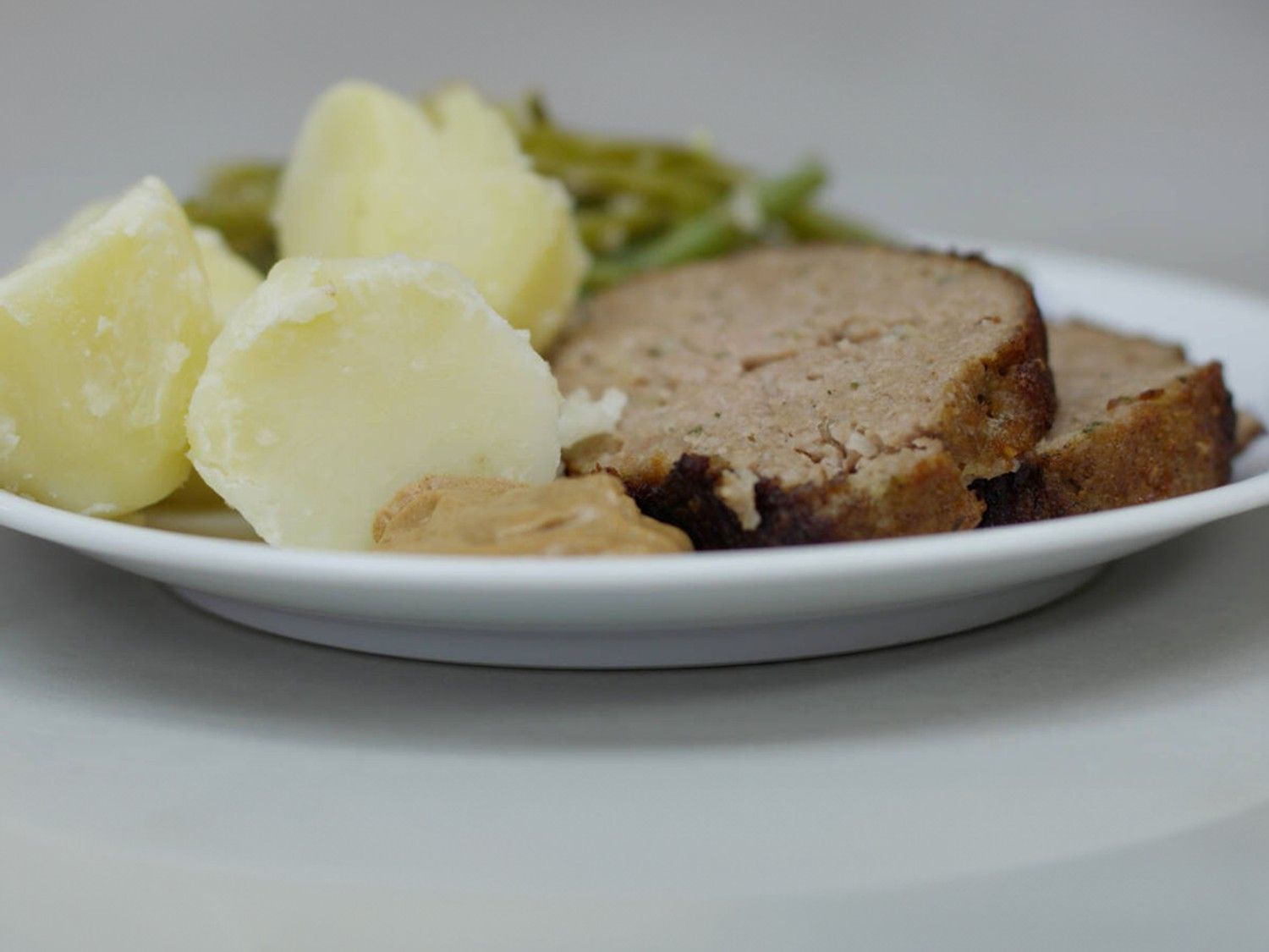 Gehaktbrood met boontjes en aardappelen