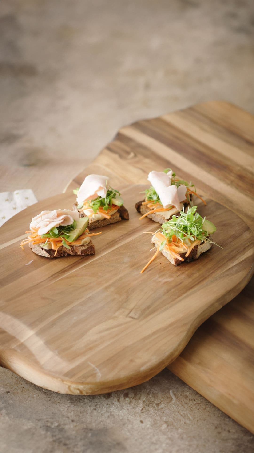 Havermoutmuffins met kokos en braambessen, piña colada smoothie en een toast met hummus en kippenwit