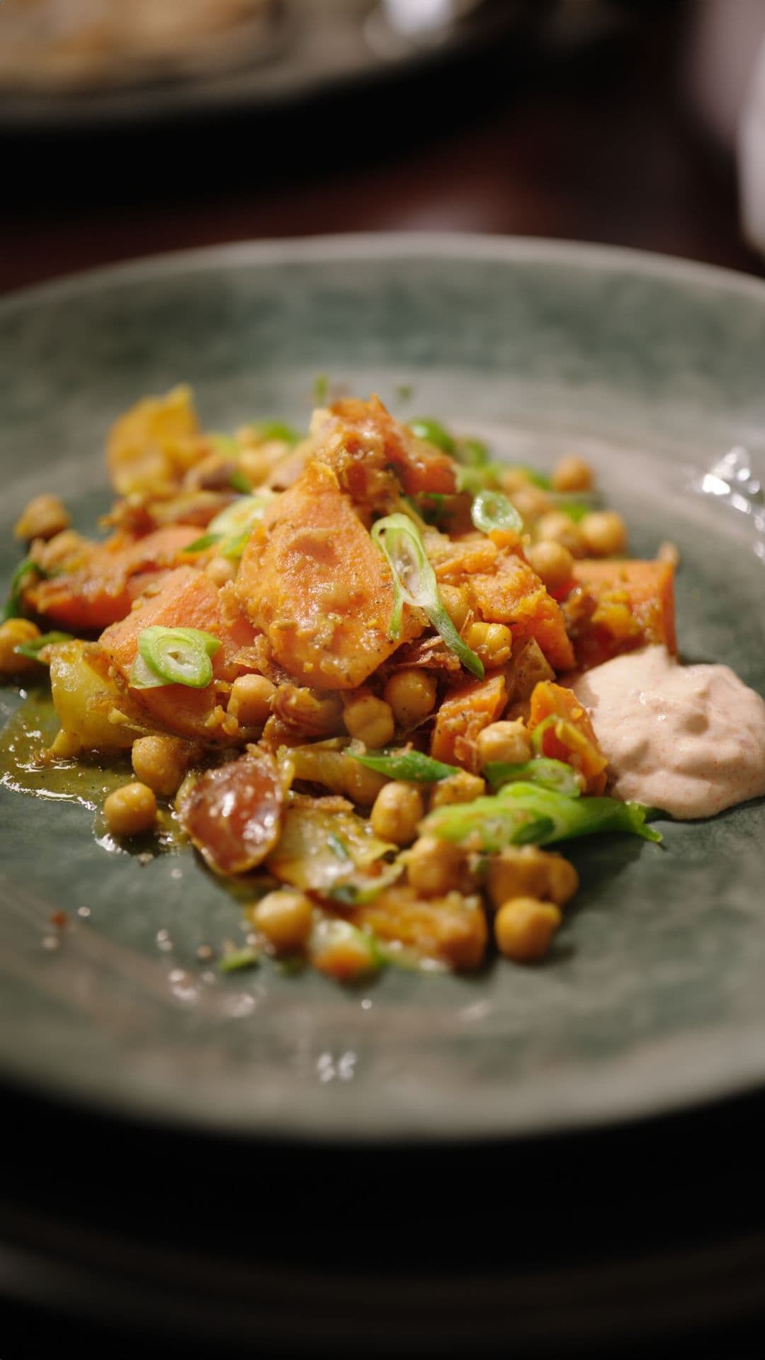 Tajine van zoete aardappel en wortel met yoghurt 'massala'