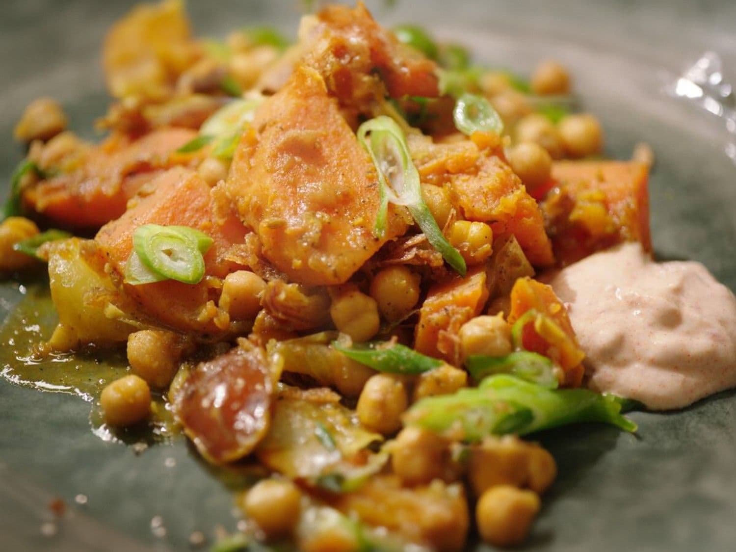 Tajine van zoete aardappel en wortel met yoghurt 'massala'