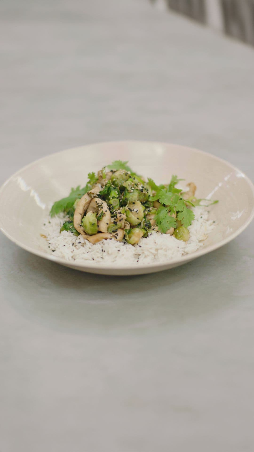 Spruitjes in de wok met kip