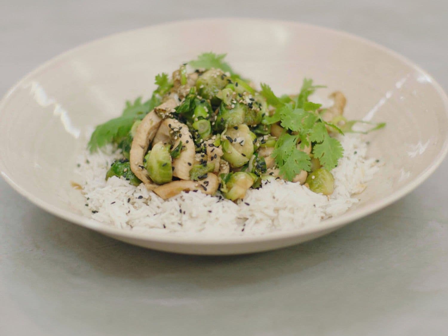 Spruitjes in de wok met kip