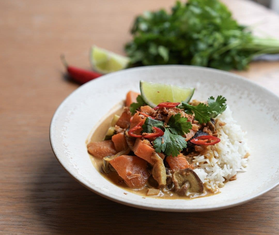 Curry met paddenstoelen, zoete aardappel en rijst