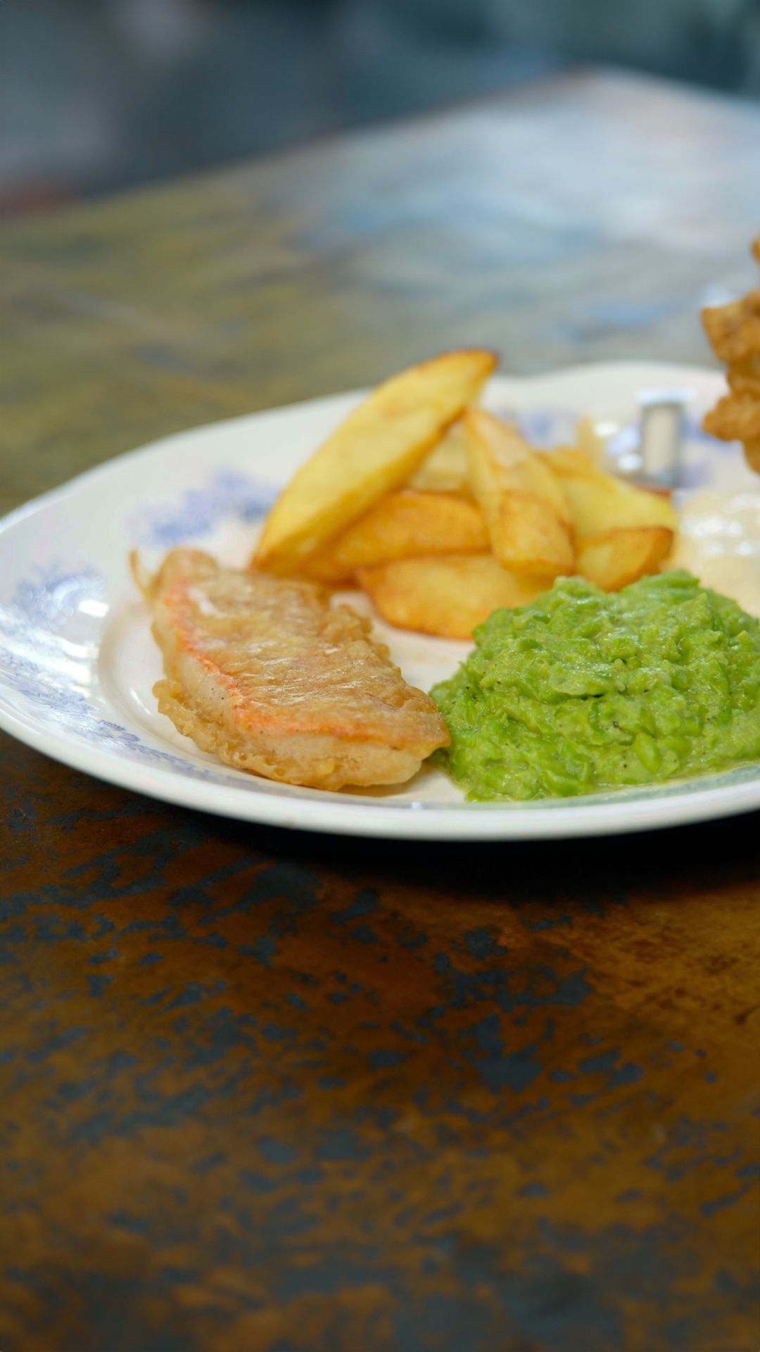 Fish and chips met mushy peas