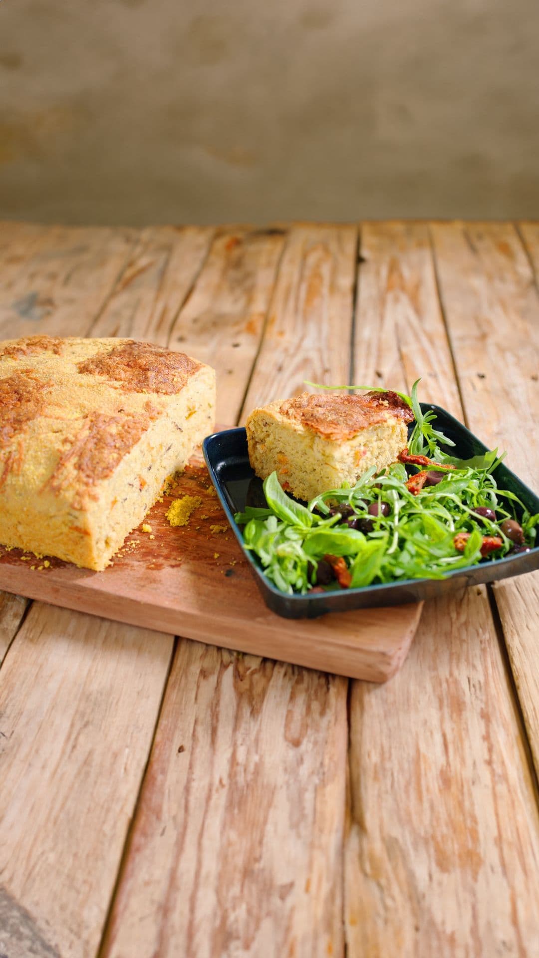 Olijvenbrood met zongedroogde tomaat en pecorino