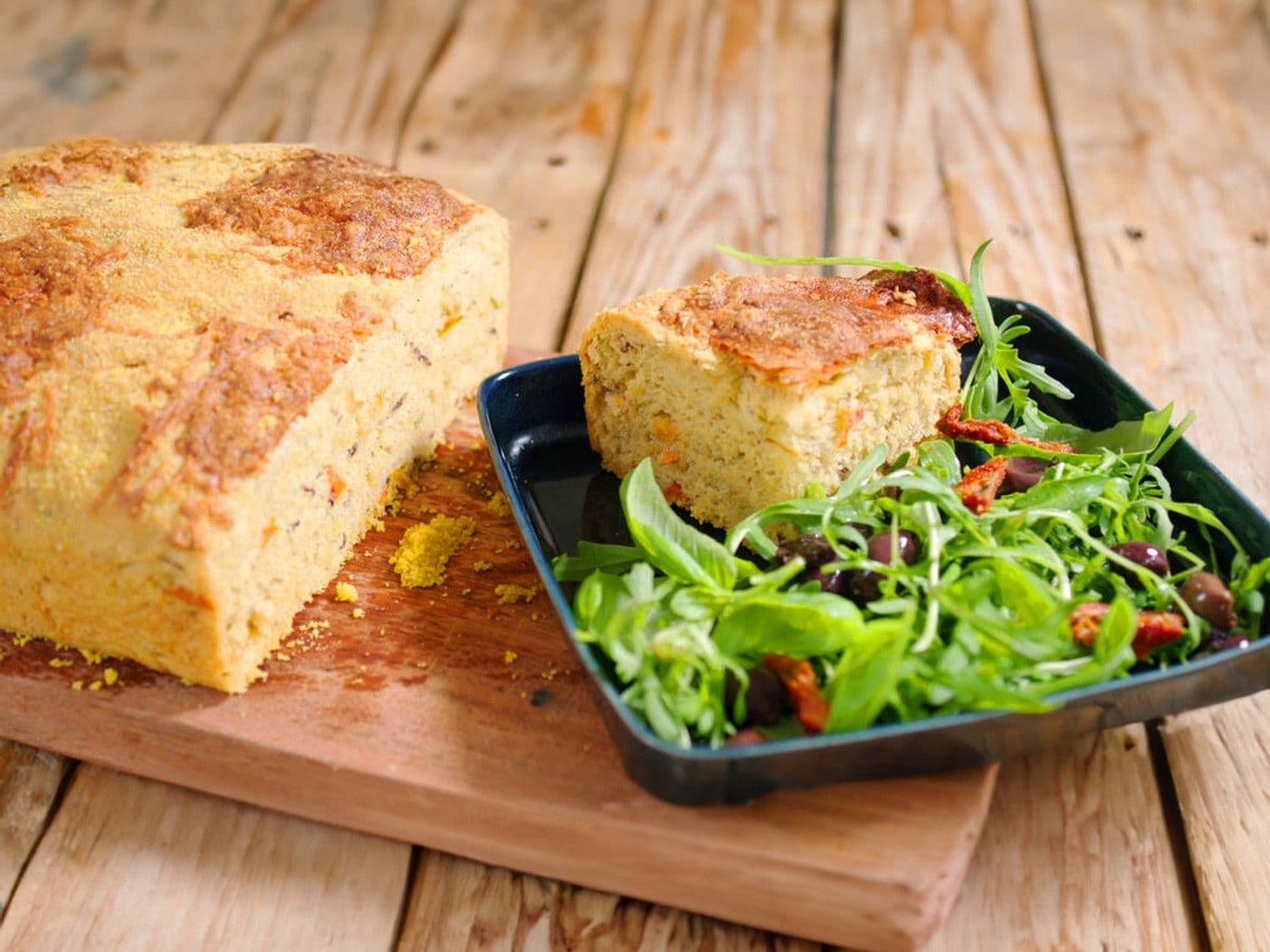 Olijvenbrood met zongedroogde tomaat en pecorino