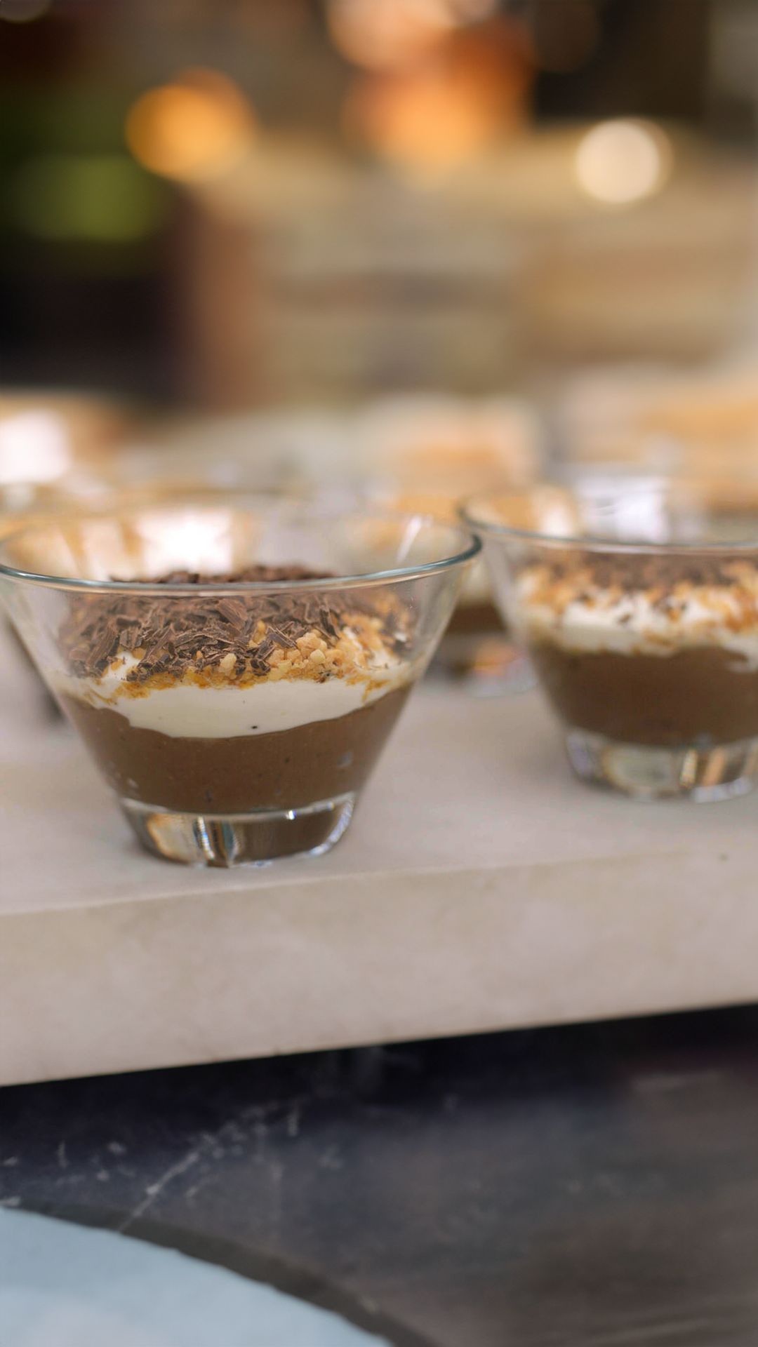 Chocoladerijstpap met slagroom en zoete nootjes