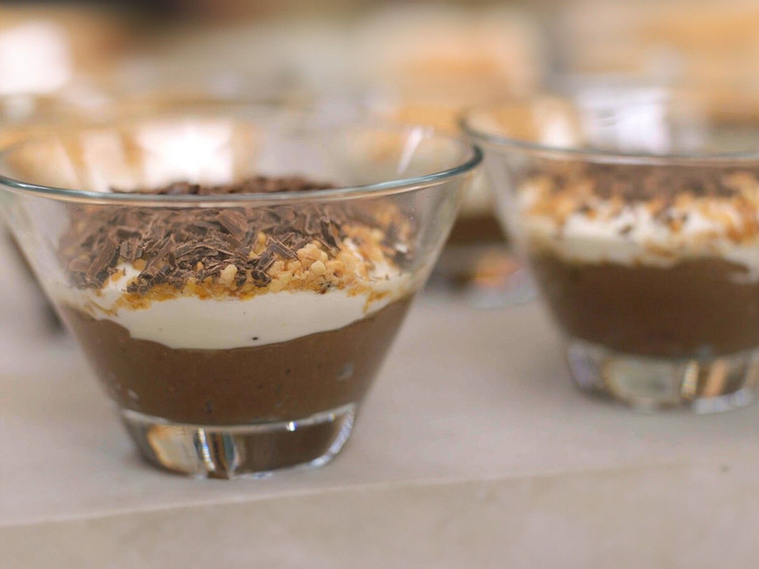 Chocoladerijstpap met slagroom en zoete nootjes