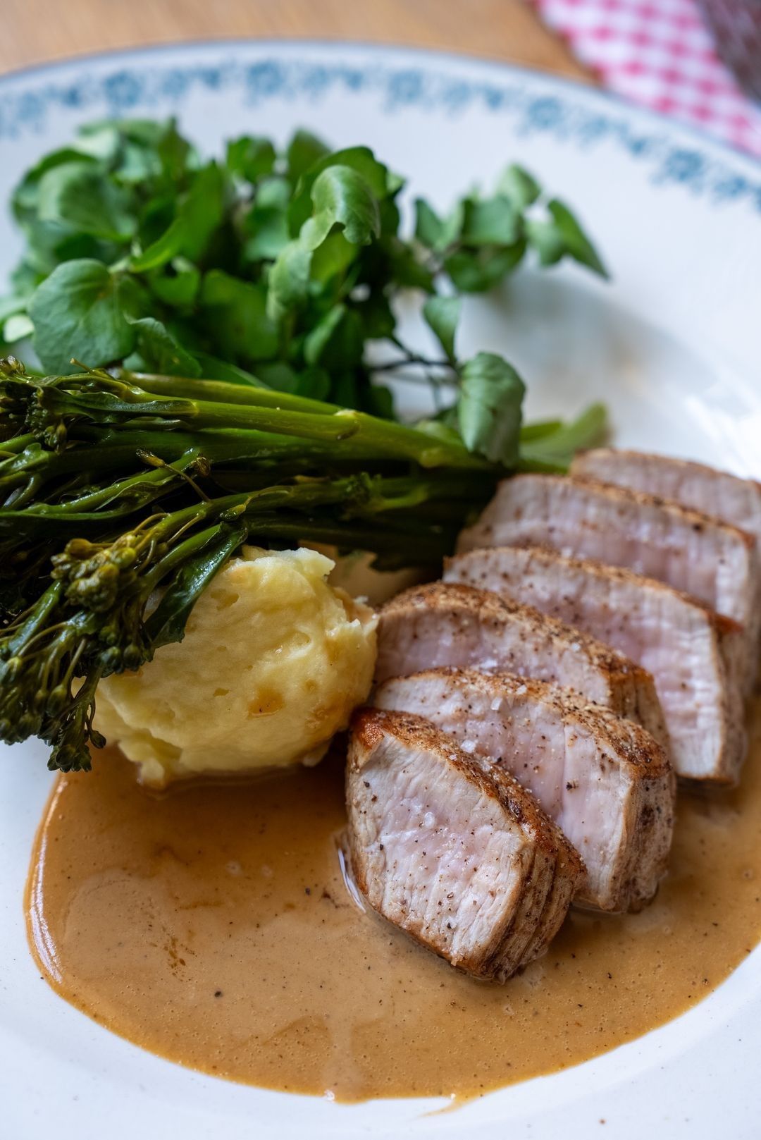 Kalfsoester met looksaus, broccolini en puree