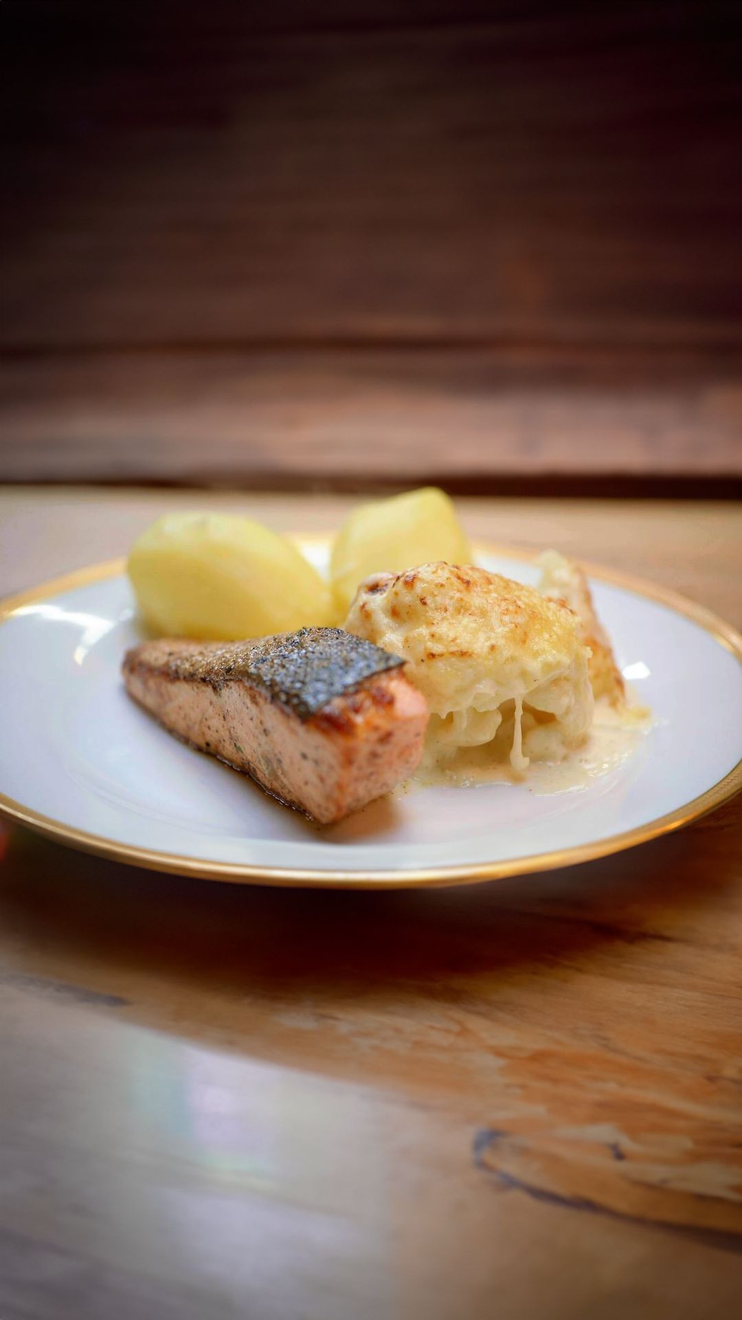 Gebakken zalm met bloemkoolgratin en aardappelen
