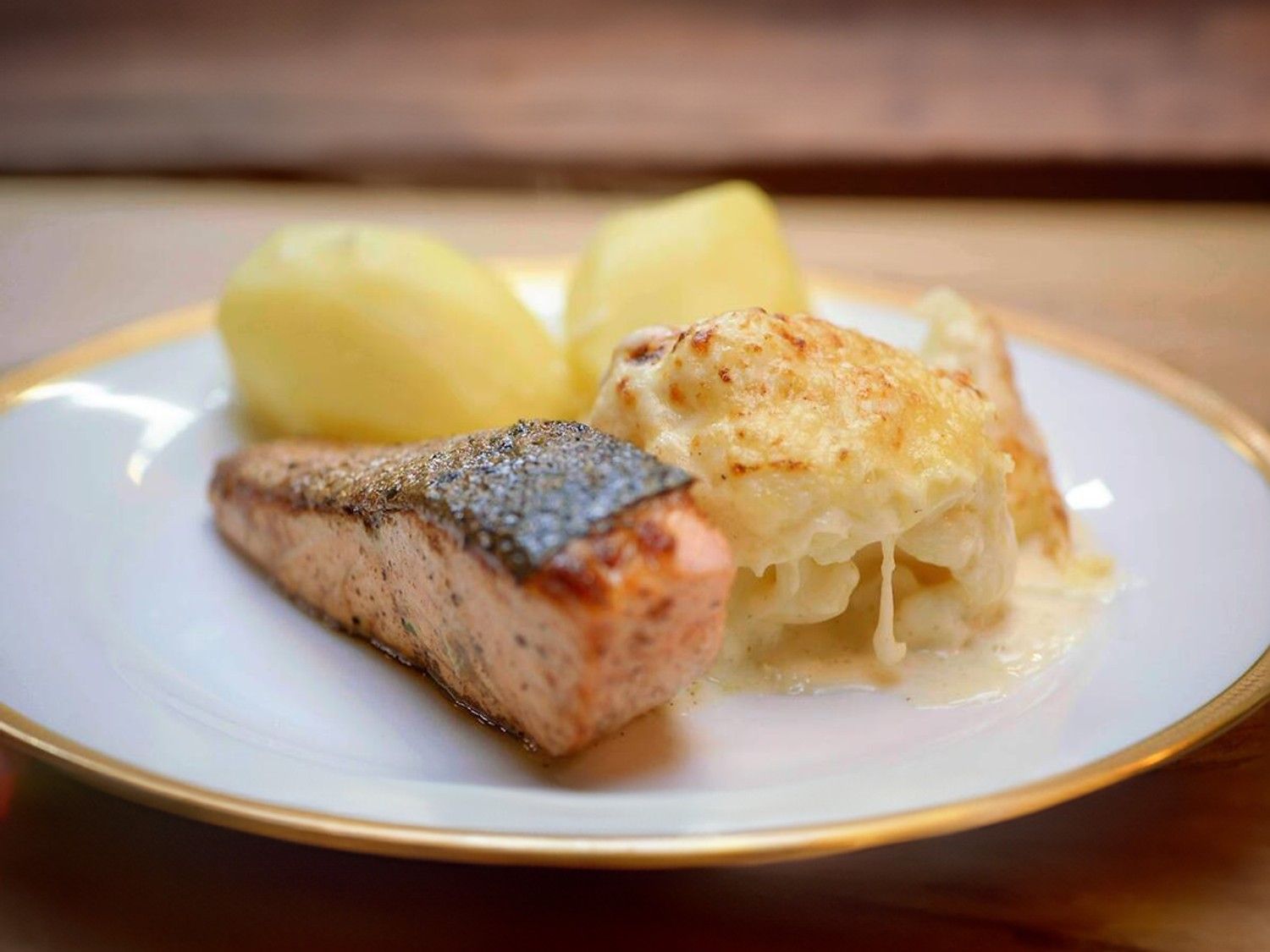 Gebakken zalm met bloemkoolgratin en aardappelen