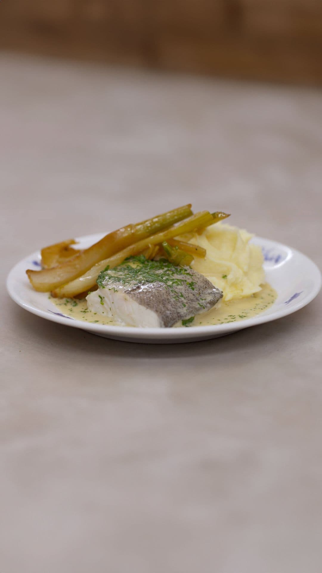 Schelvis met witte wijnsaus, venkel en puree