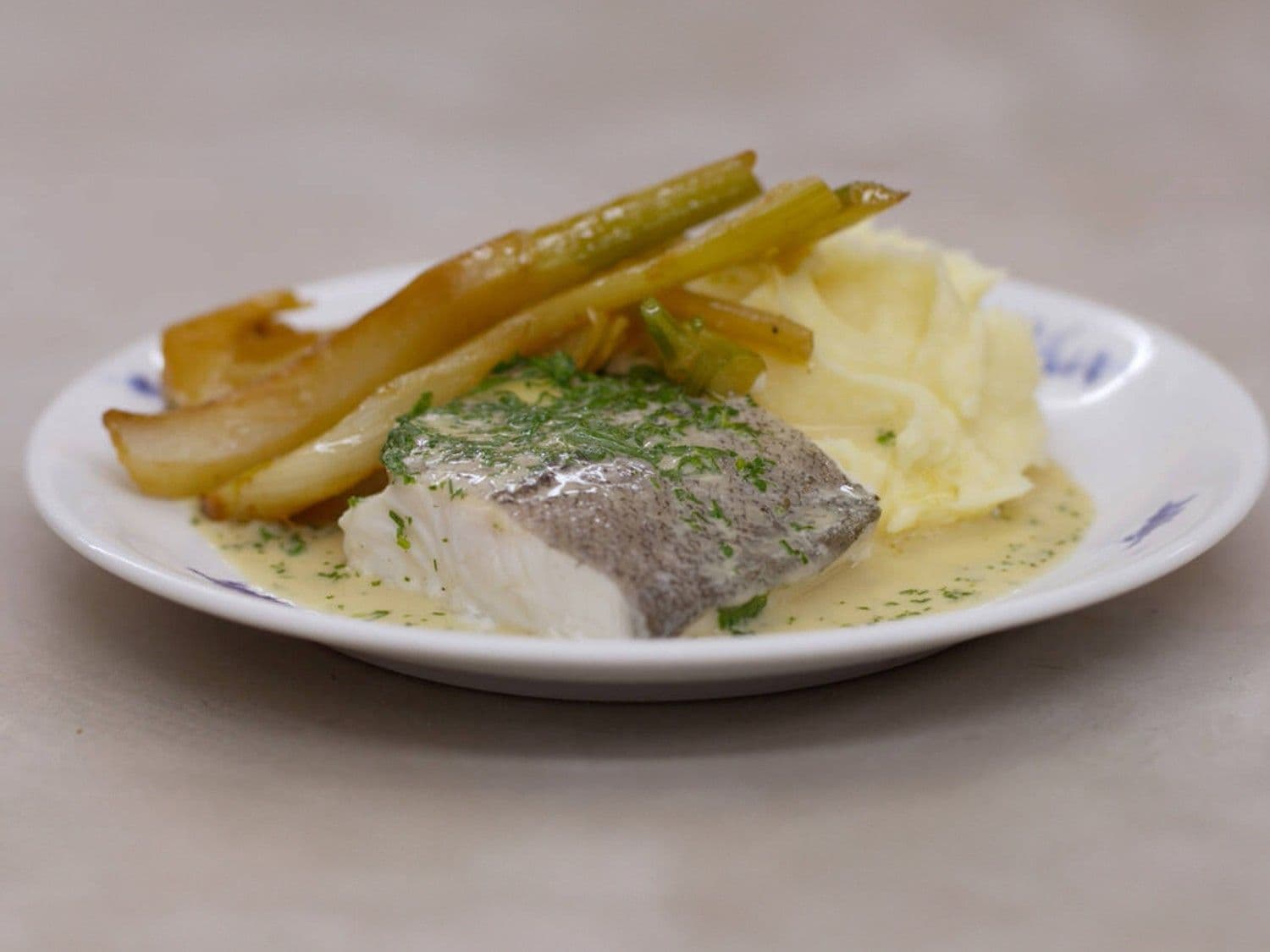 Schelvis met witte wijnsaus, venkel en puree