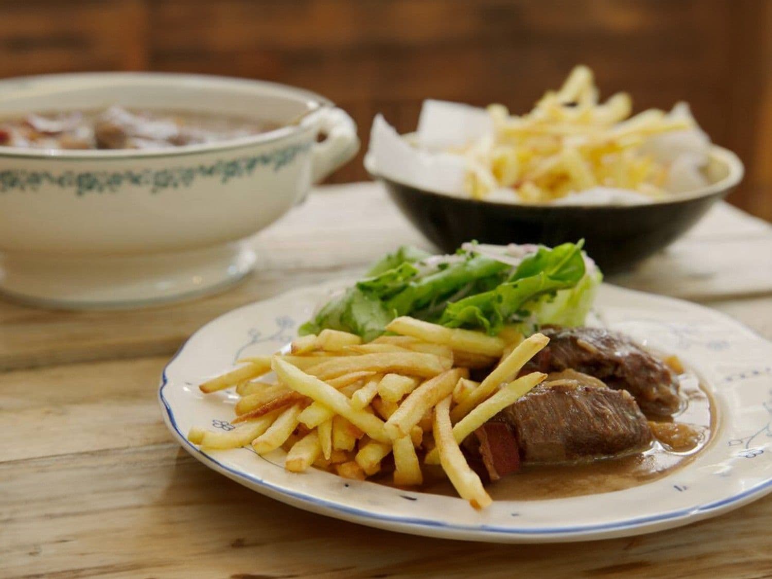 Varkenswangen met pruimen en dunne frietjes