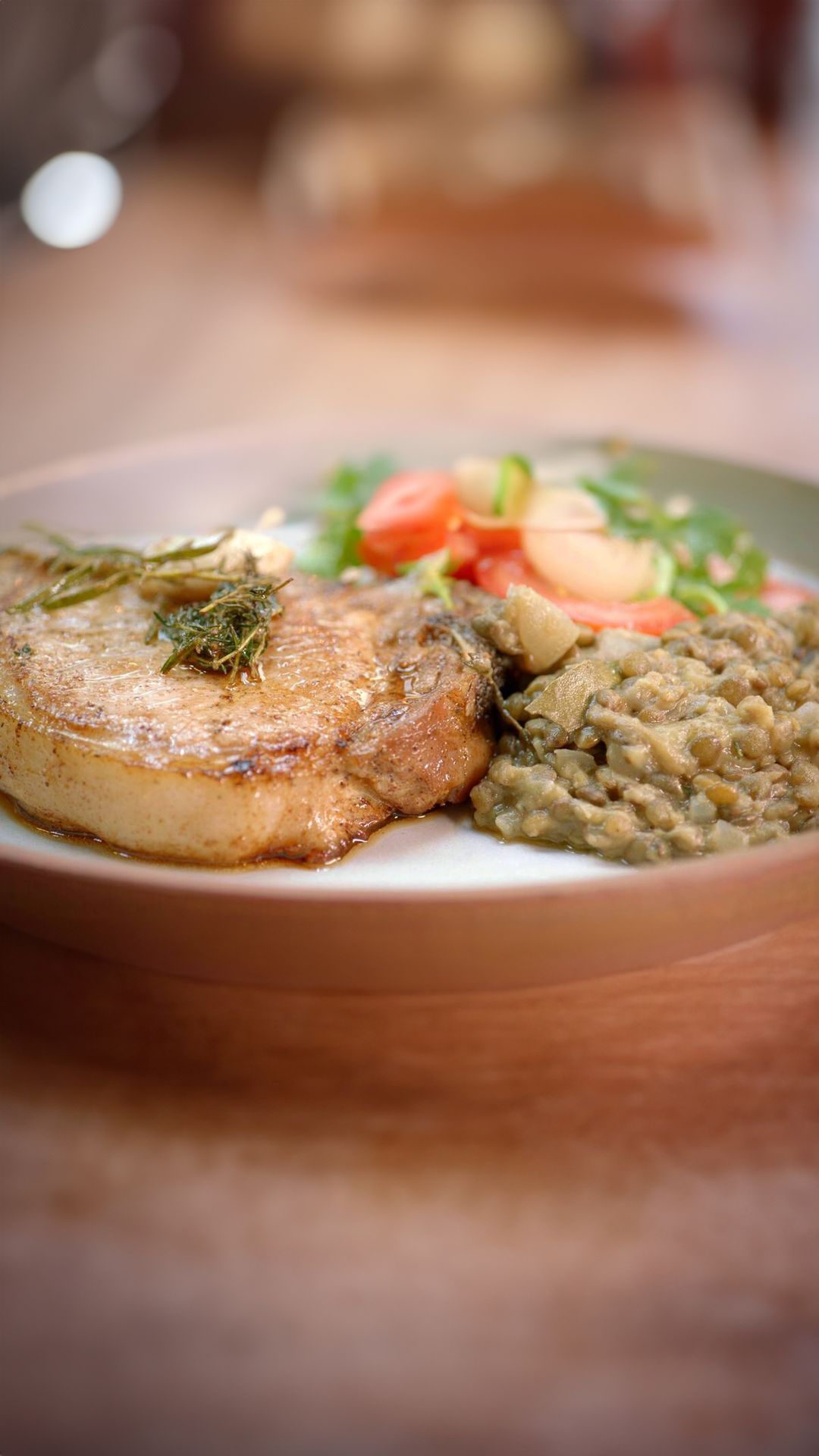 Linzenrisotto met aubergine, tomatensalade en kotelet