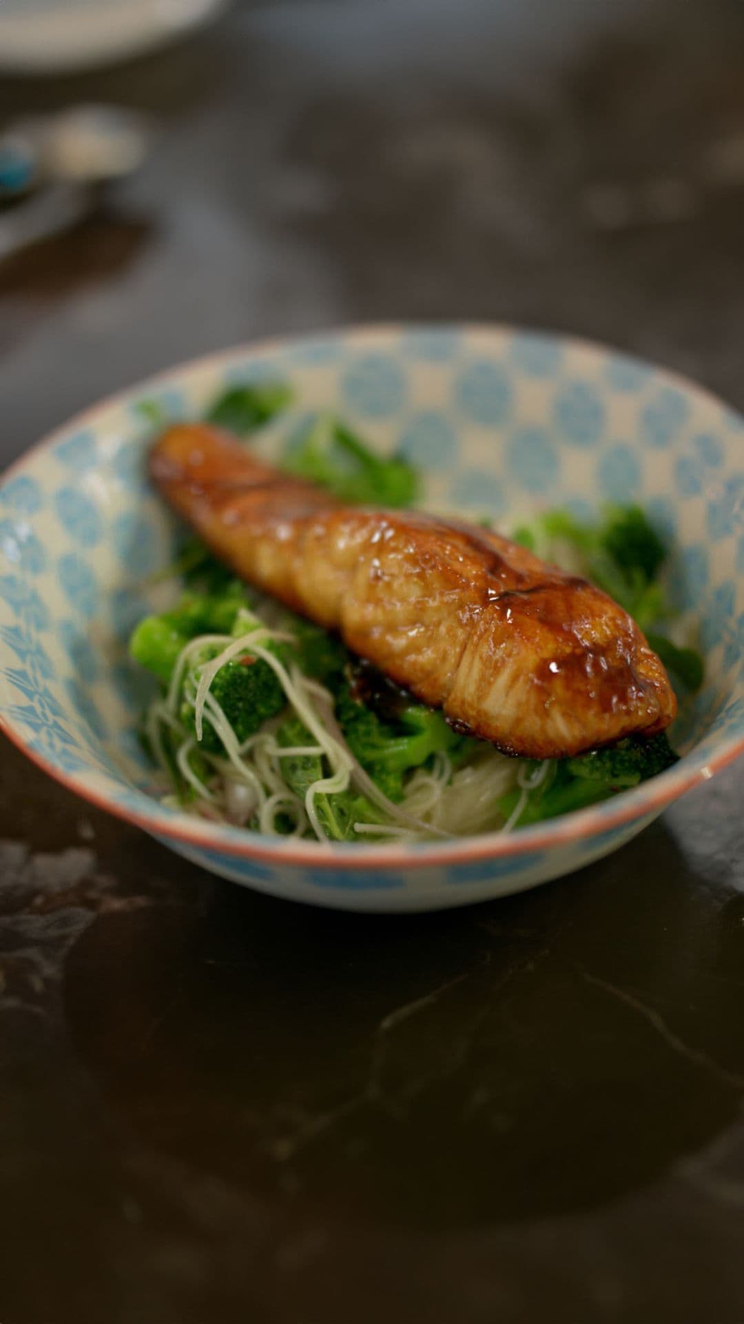 Zalm 'teriyaki' met lauwe broccoli-noedelsalade