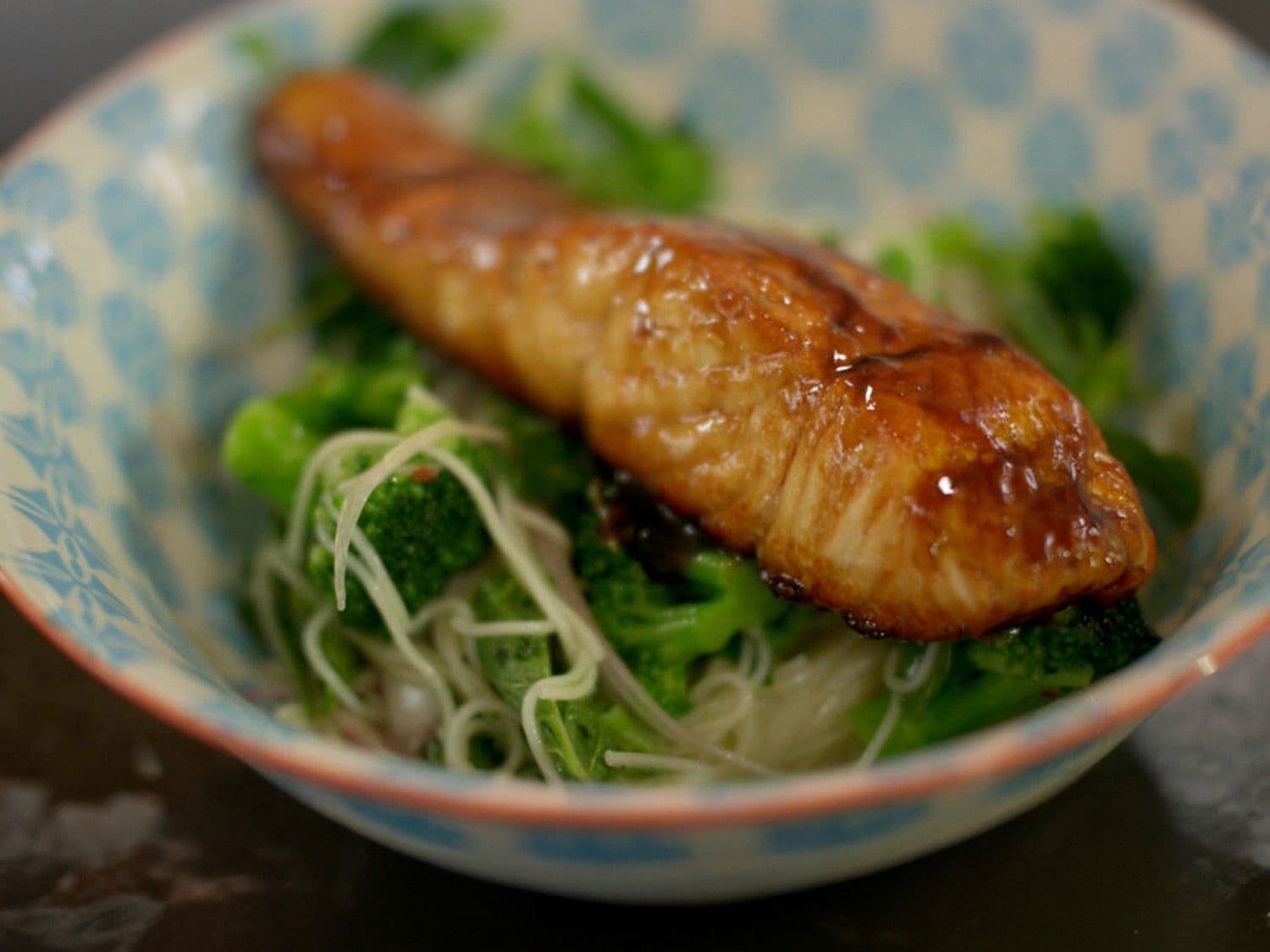 Zalm 'teriyaki' met lauwe broccoli-noedelsalade