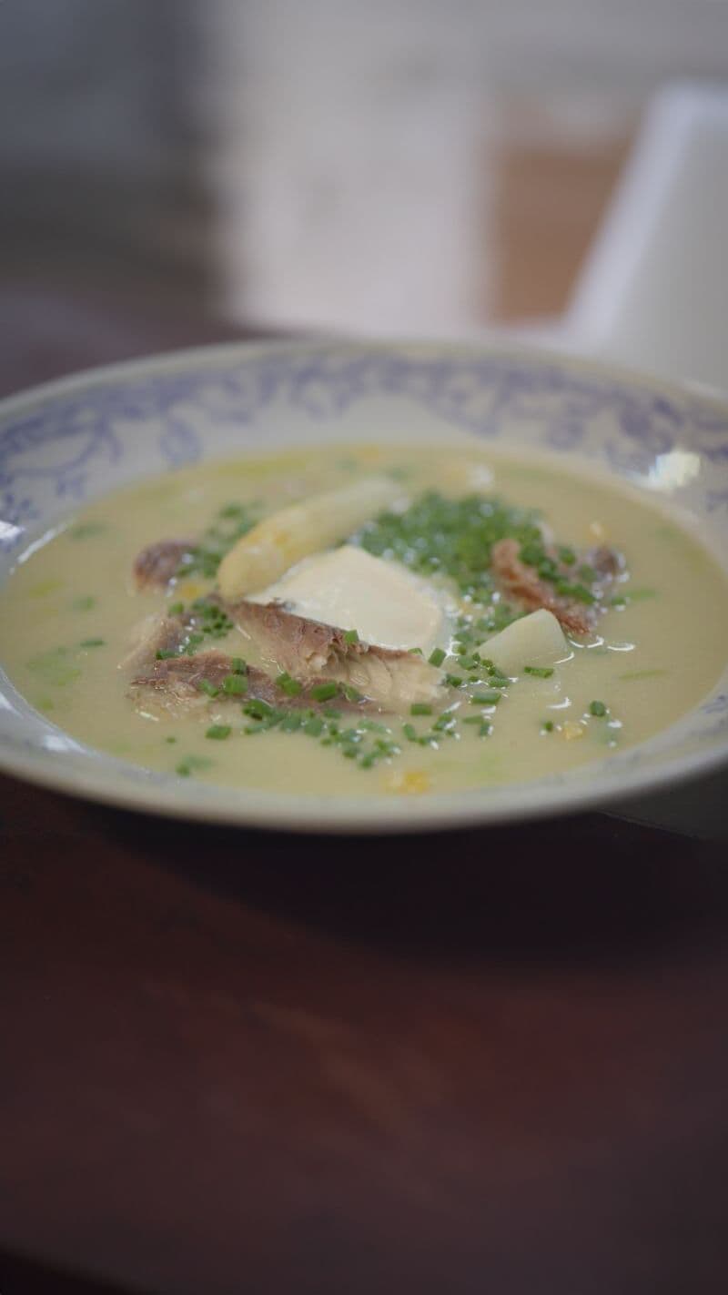 Chowder van asperges, prei, mais en gerookte makreel